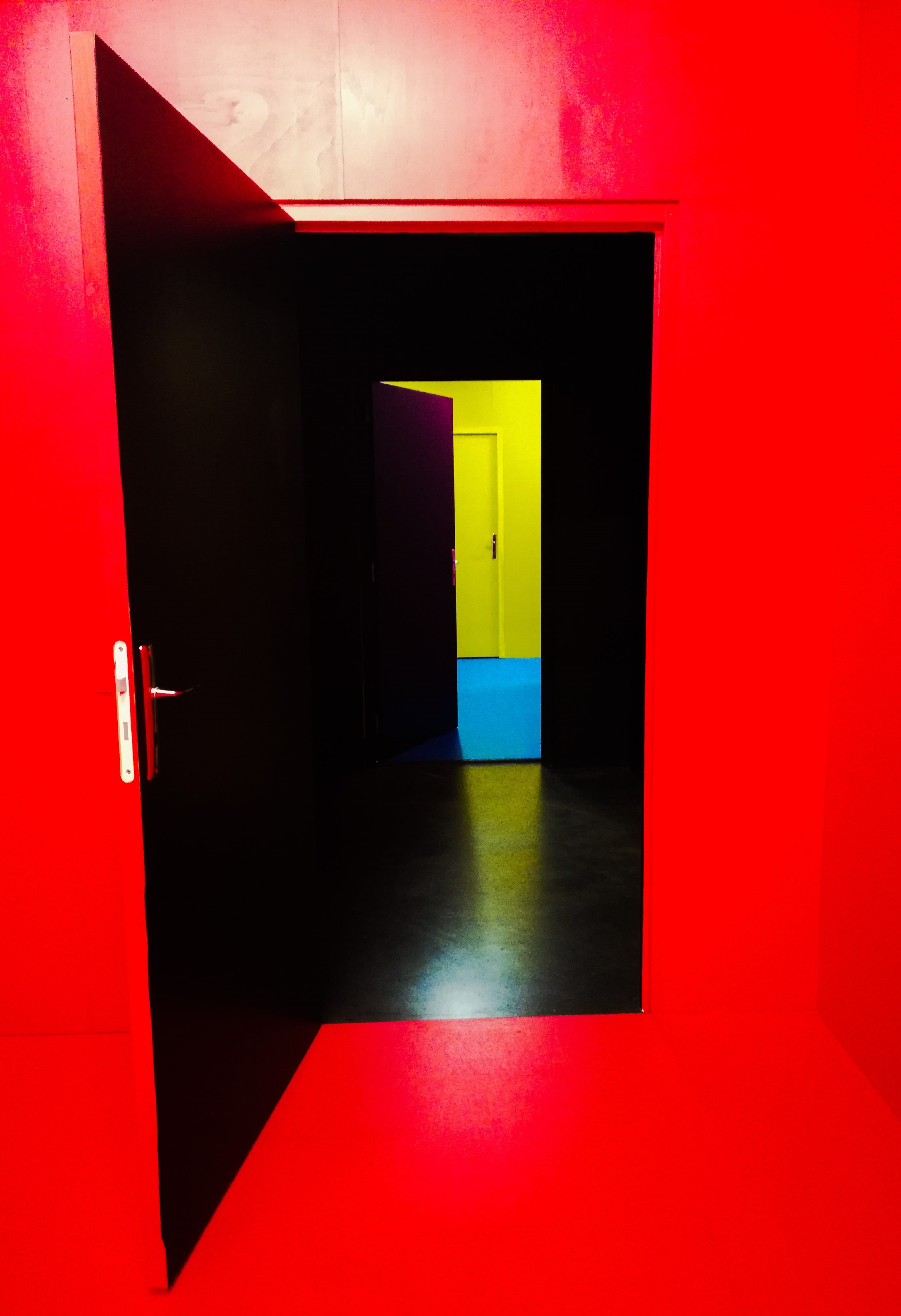 remote, maze, modern, geek, focus, indoors, stage, architecture, graphics, door, œil, novelty, distance, no people, metaphysical, perception, arrival, empty, Phone HD Wallpaper