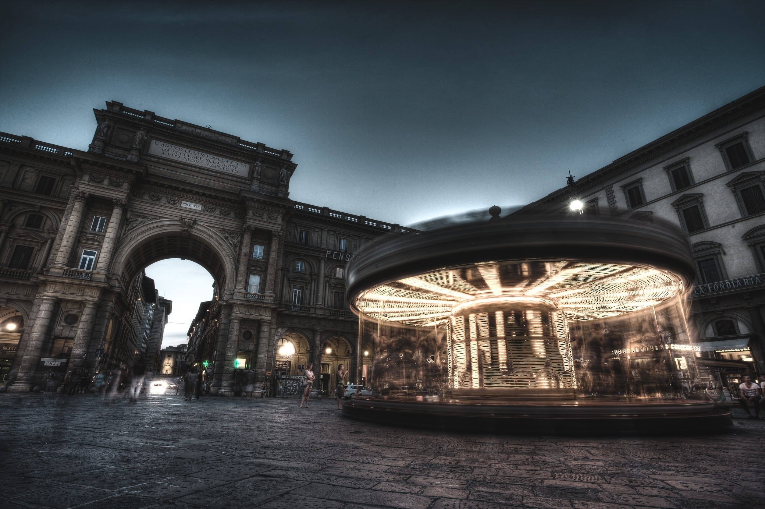 1080P, building exterior, rotate, triumphal arch, merry-go-round, outdoors, built structure, illuminated, fun, joy, architecture, ride, travel destinations, HD Wallpaper