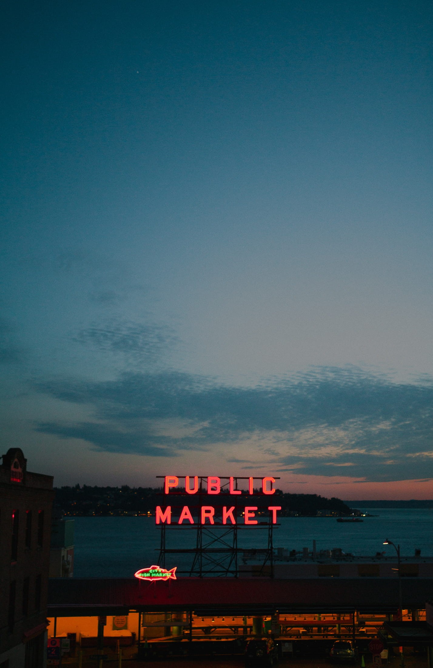 architecture, seattle, built structure, building exterior, outdoors, sky, evening, market, public market, water, illuminated, chair, no people, red, copy space, Phone HD Wallpaper