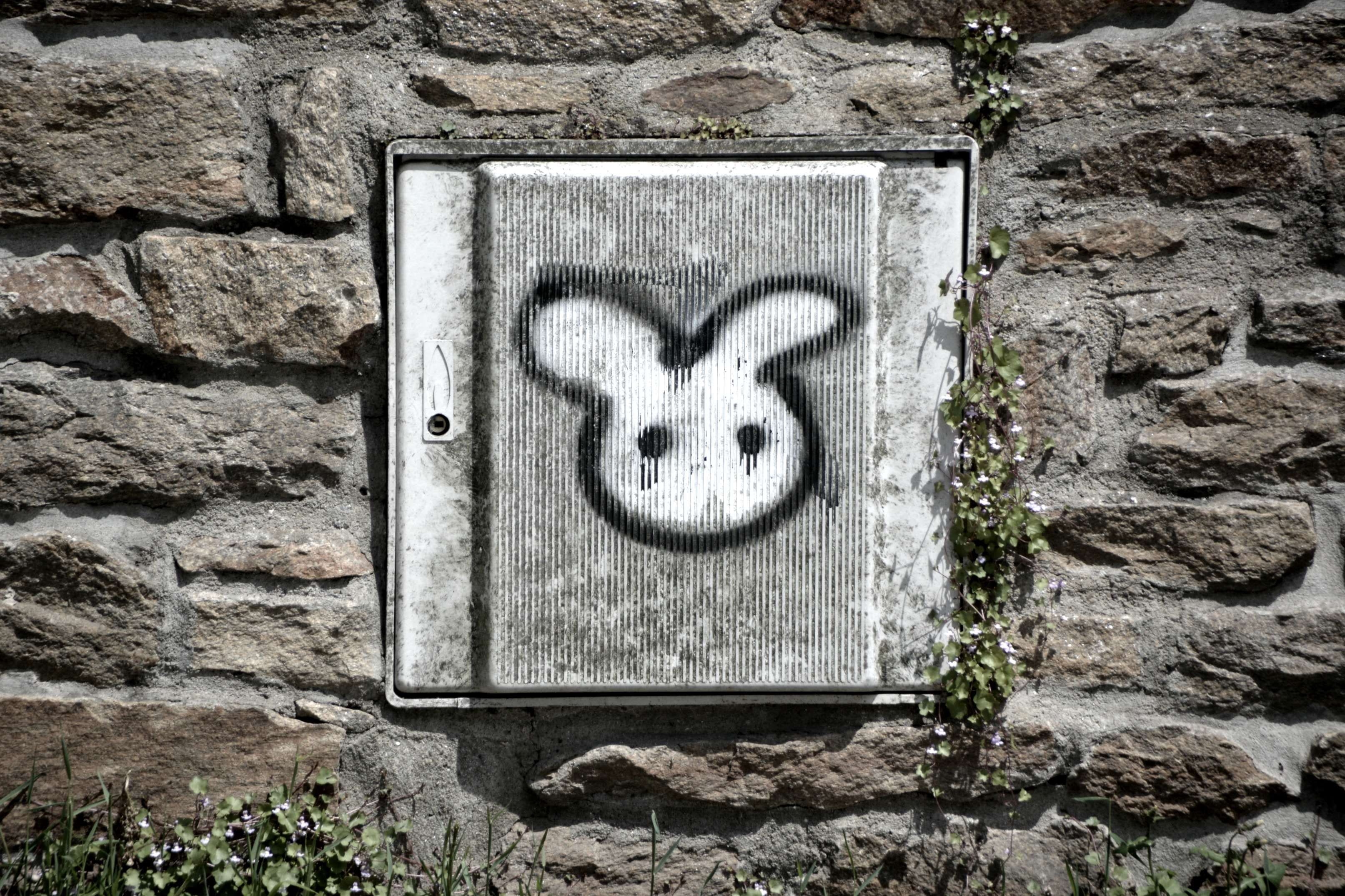 noir et blanc, no people, wall, 2K, creativity, art and craft, graffitis, peinture, day, heart shape, wood - material, nature, mur, street art, number, HD Wallpaper