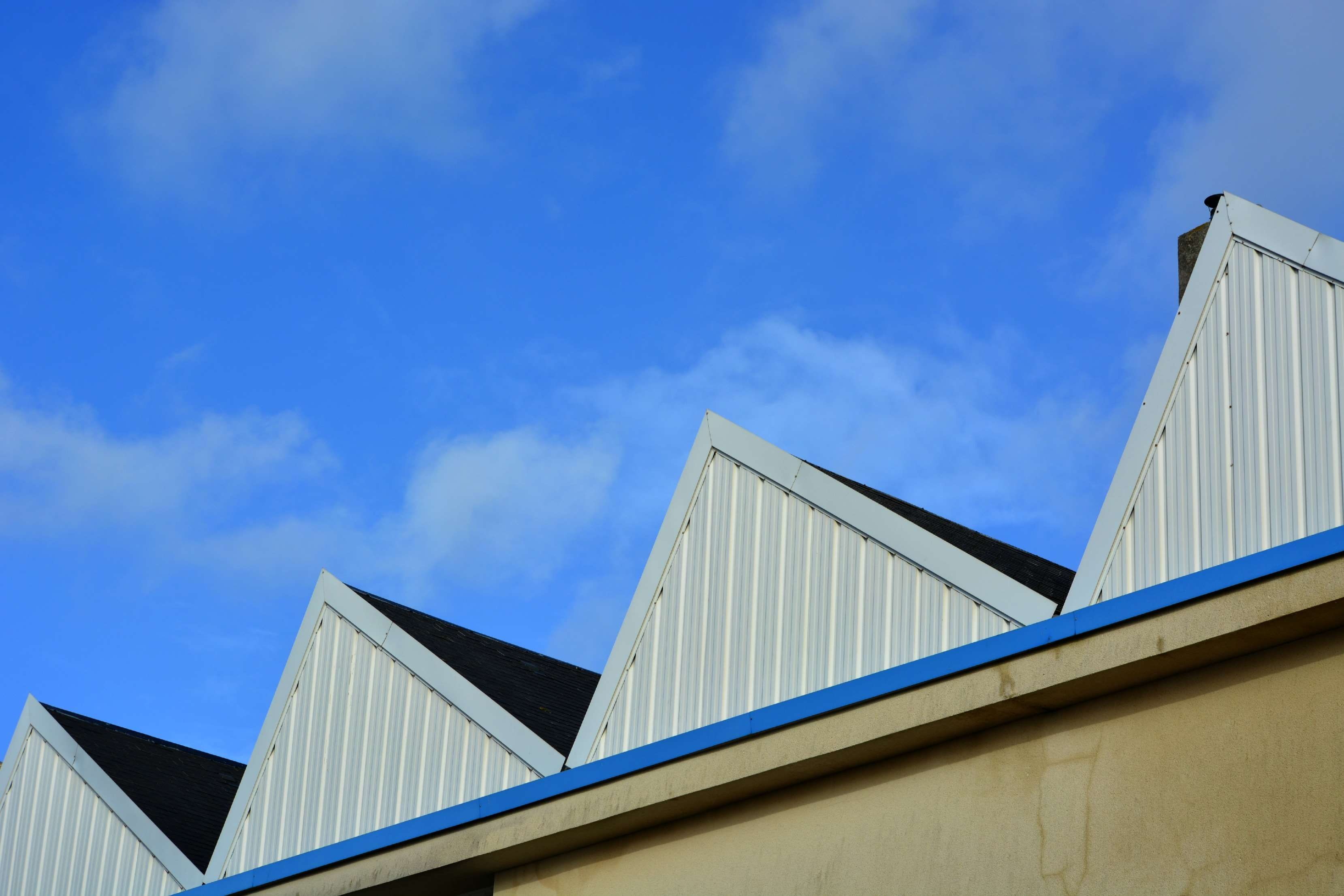 ciel, nature, toits, blue, bleu, low angle view, cloud - sky, no people, outdoors, day, modern, urbain, city, window, architecture, sunny, building, ville, HD Wallpaper