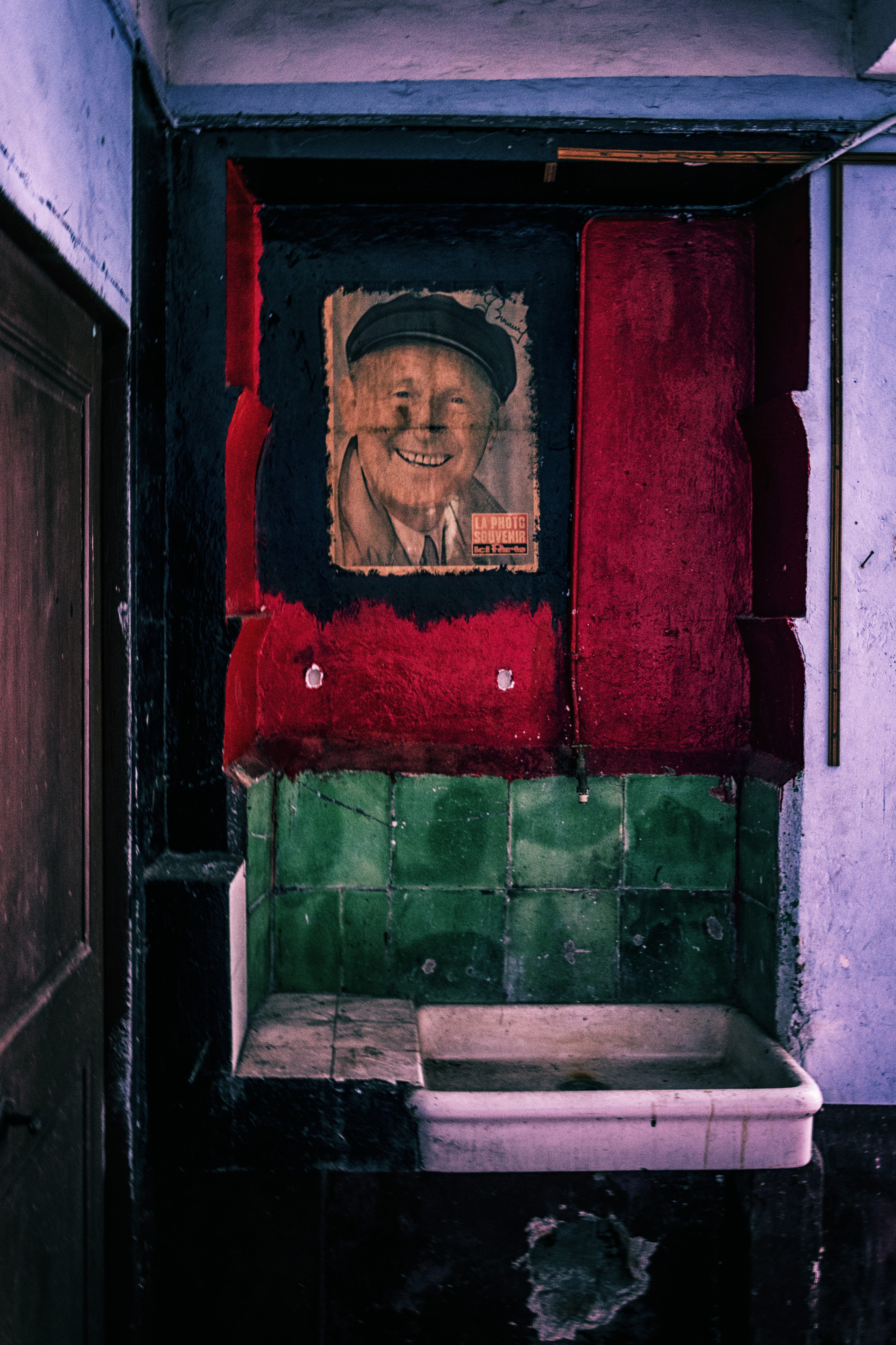 provence, sculpture, bourvil, province, architecture, photographie, abandoned, décoration, colours, window, artiste, village, no people, malerbi, entrance, Phone HD Wallpaper