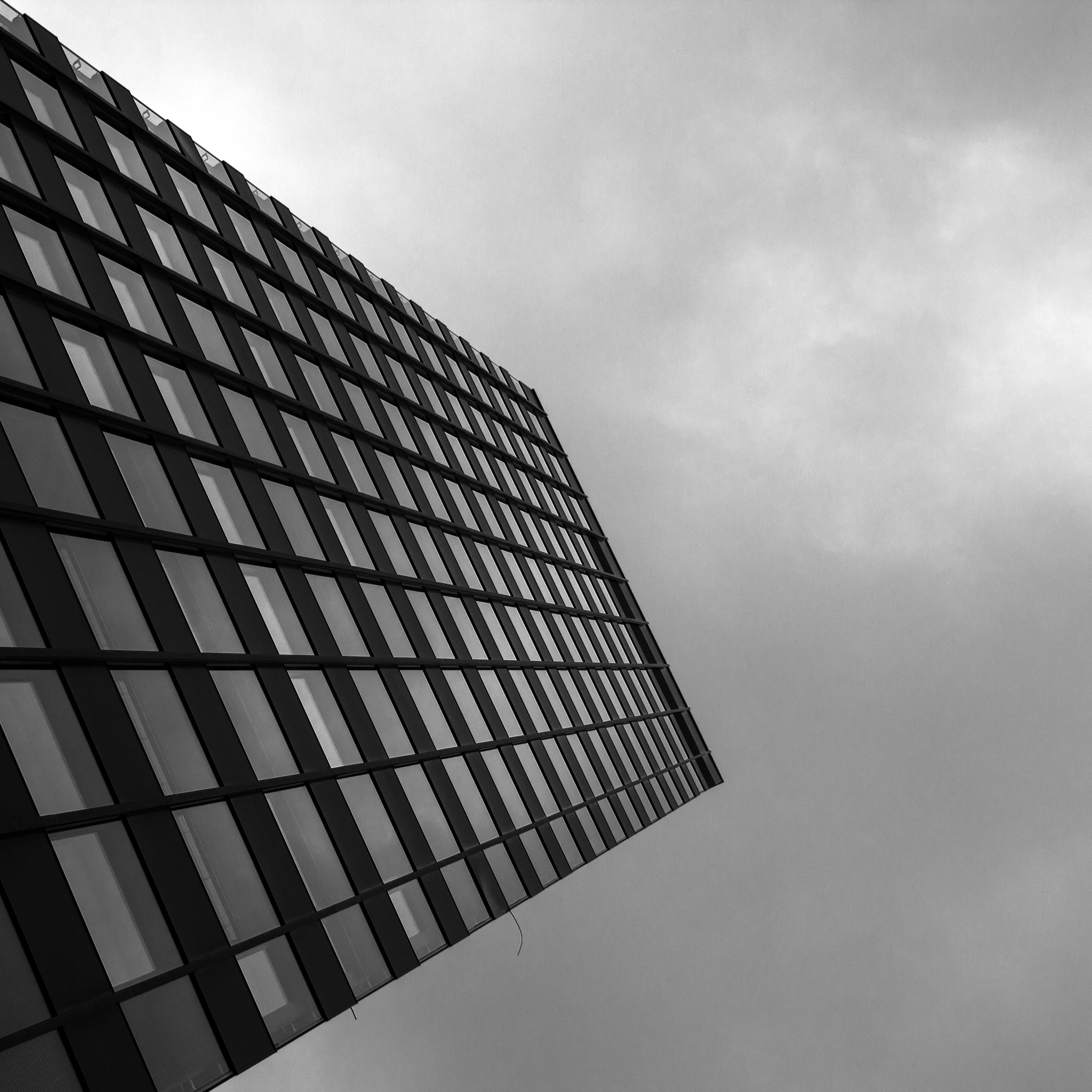 allemagne, berlin, architecture, germany, skyscraper, city, 2K, urbain, pattern, day, overcast, low angle view, cloud - sky, sky, no people, building exterior, Phone HD Wallpaper