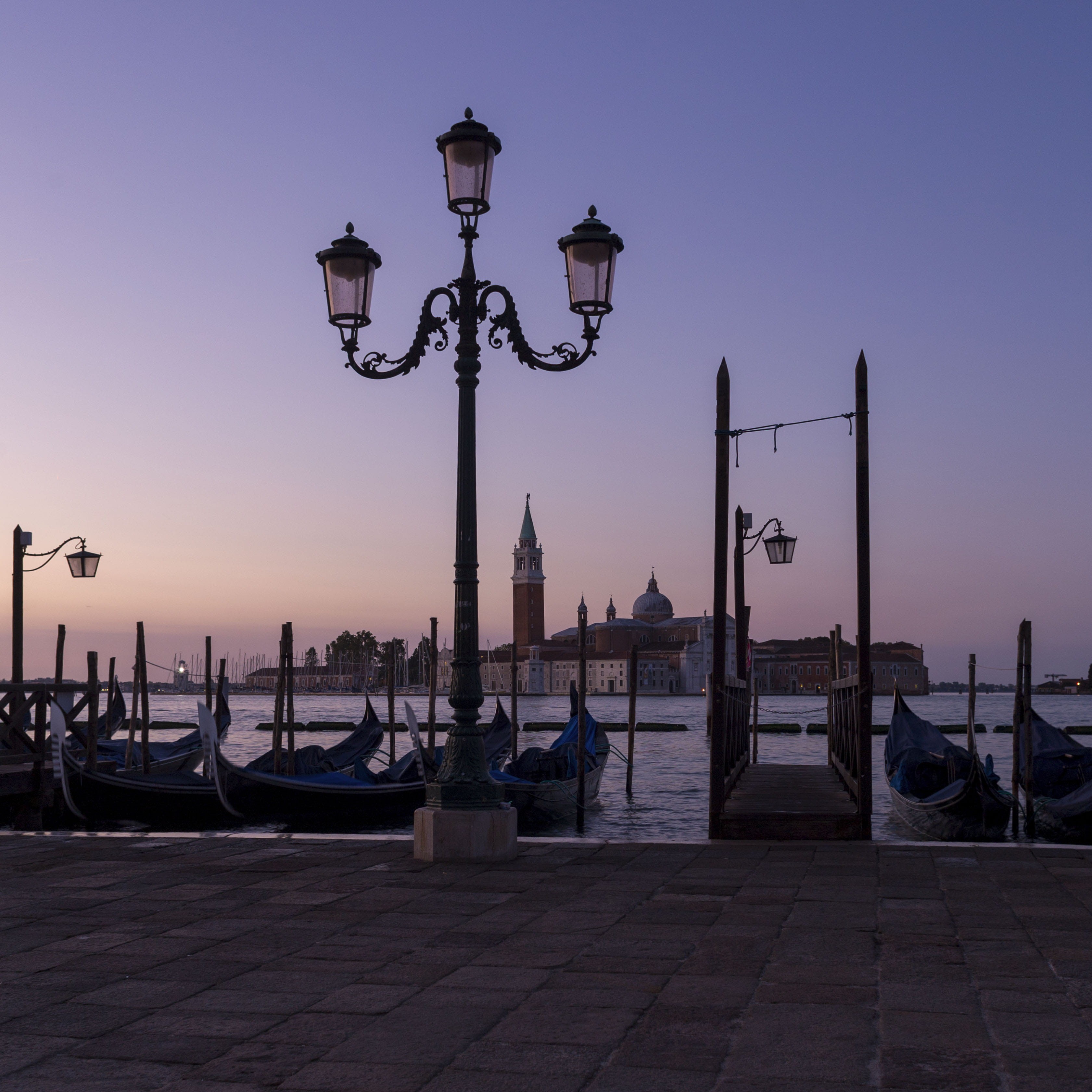architecture, nature, no people, metropolitan city of venice, tourism, morning, italy, 2K, wooden post, travels, moored, street light, lighting equipment, Phone HD Wallpaper