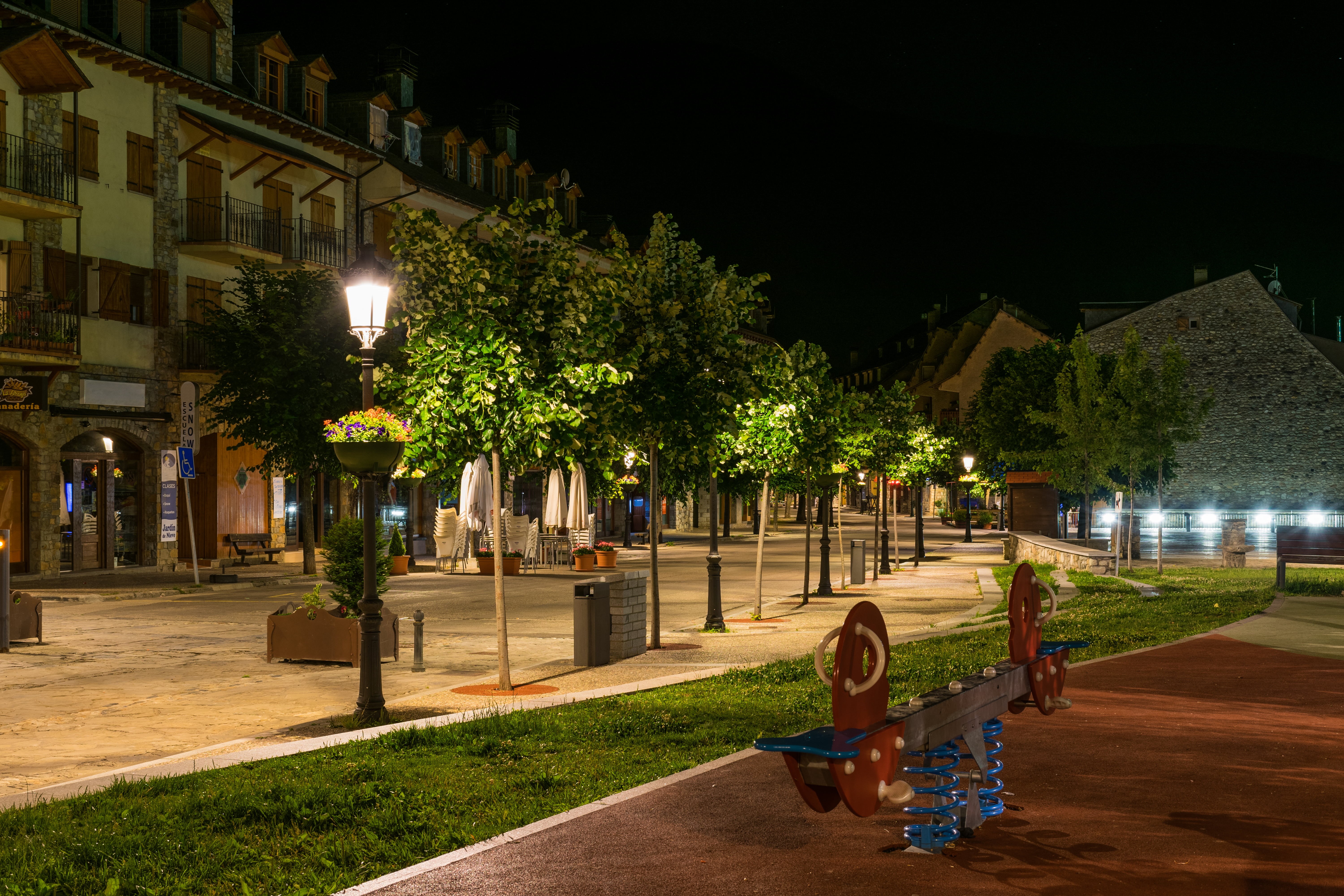 women, FAROLA, nocturna, people, city, Vacaciones, built structure, españa, urban, fachada, light, 5K, macetero, street light, Benasque, paseo, oscuridad, HD Wallpaper