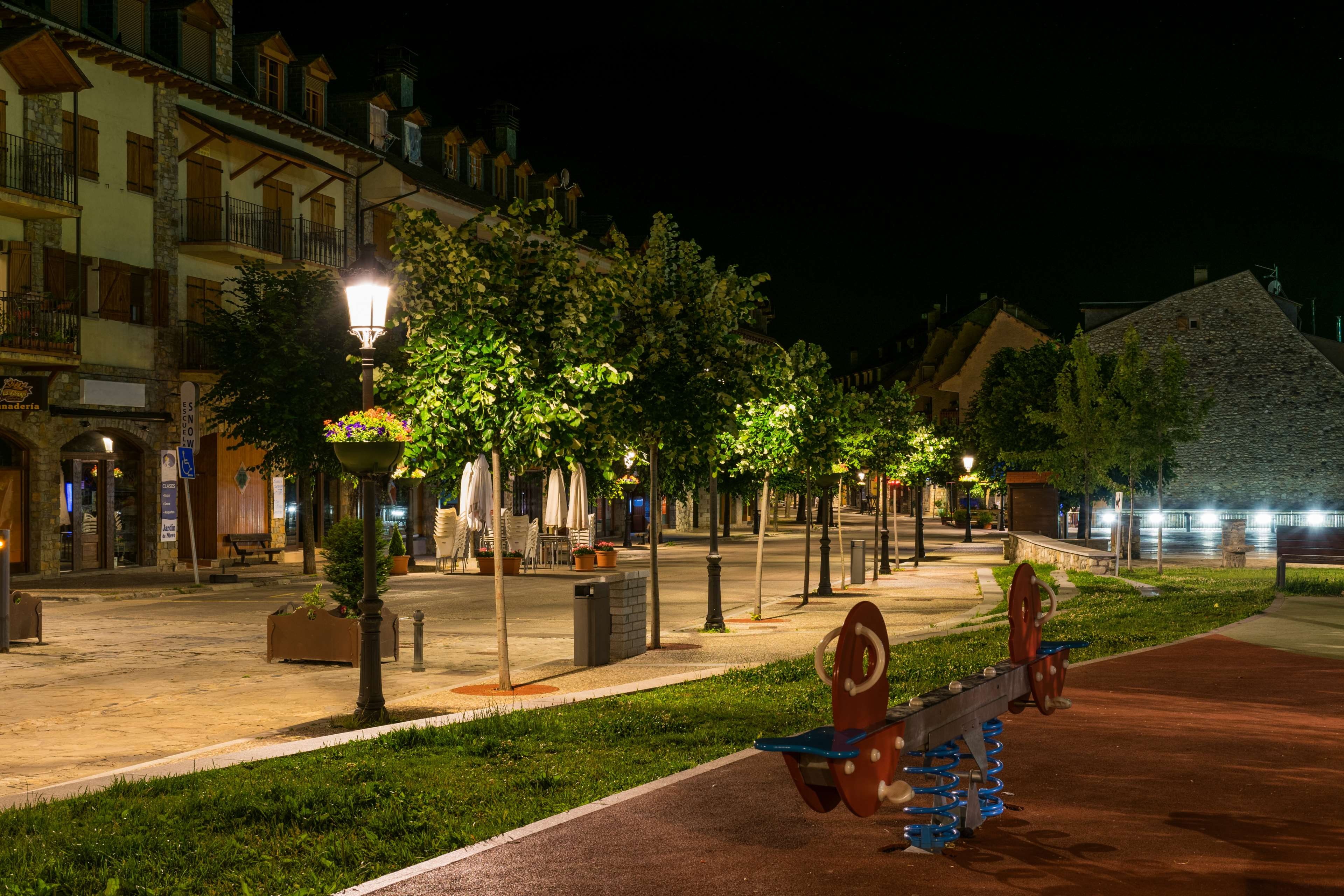 edificio, street light, oscuridad, lifestyles, light, trees, calle, piedra, street, espana, real people, farola, nature, 4K, outdoors, building exterior, HD Wallpaper