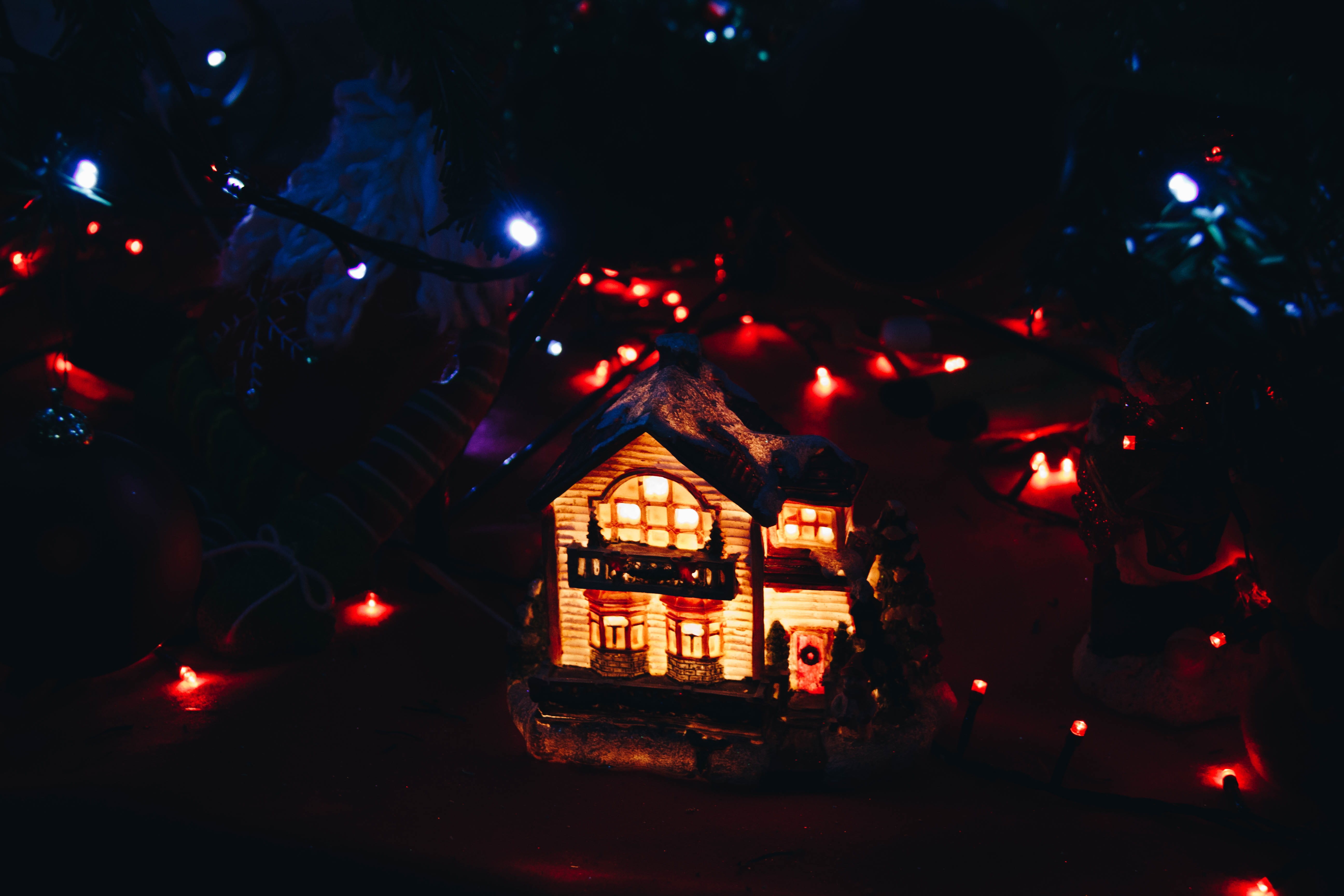 built structure, peluche, casa navideña, christmas decoration, nature, mode of transportation, 5K, luz, outdoors, lighting equipment, holiday, christmas lights, HD Wallpaper