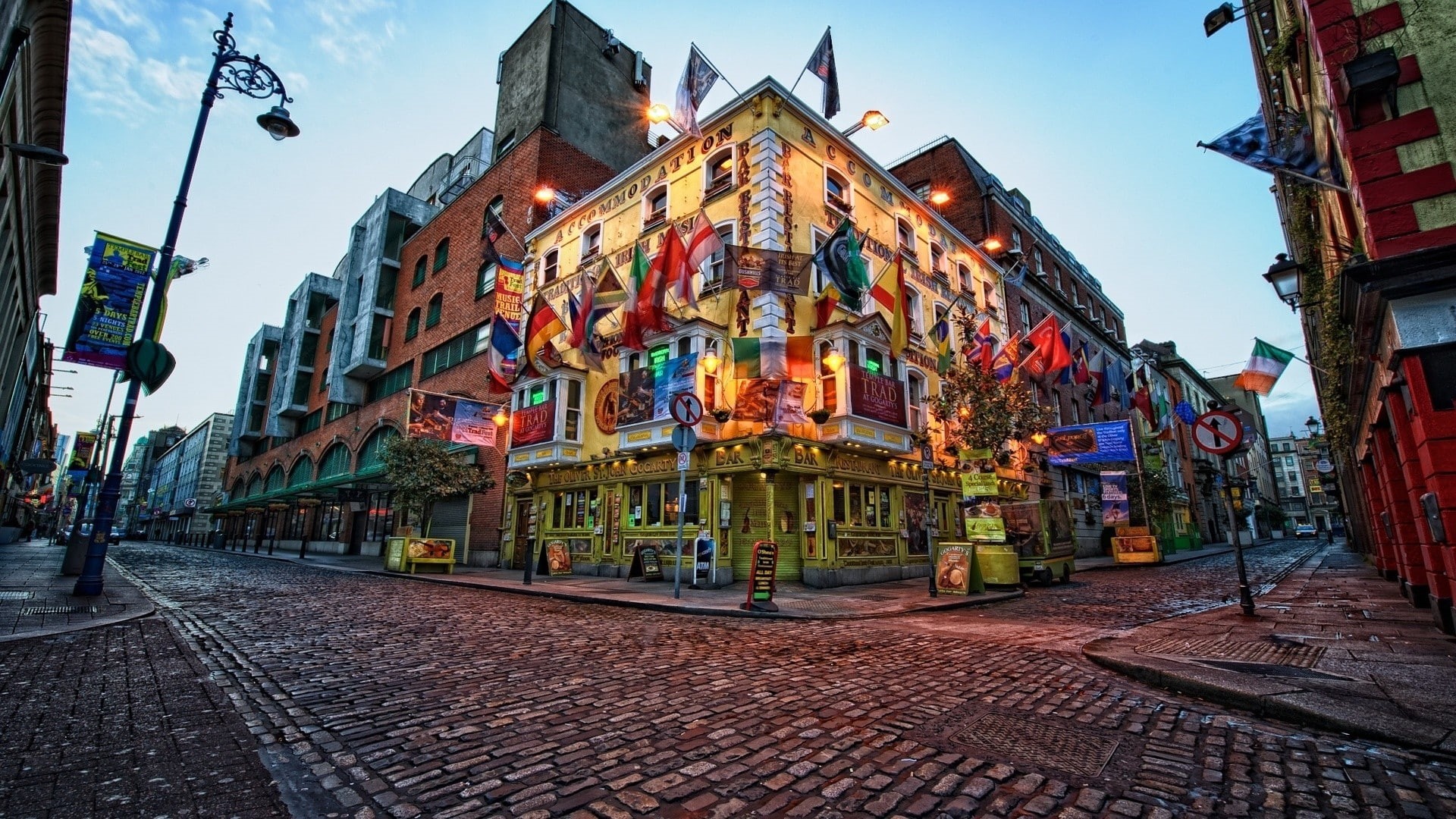 bars, evening, old building, city, street, restaurant, street light, cityscape, building, empty, 1080P, Dublin, Ireland, flag, architecture, HDR, HD Wallpaper