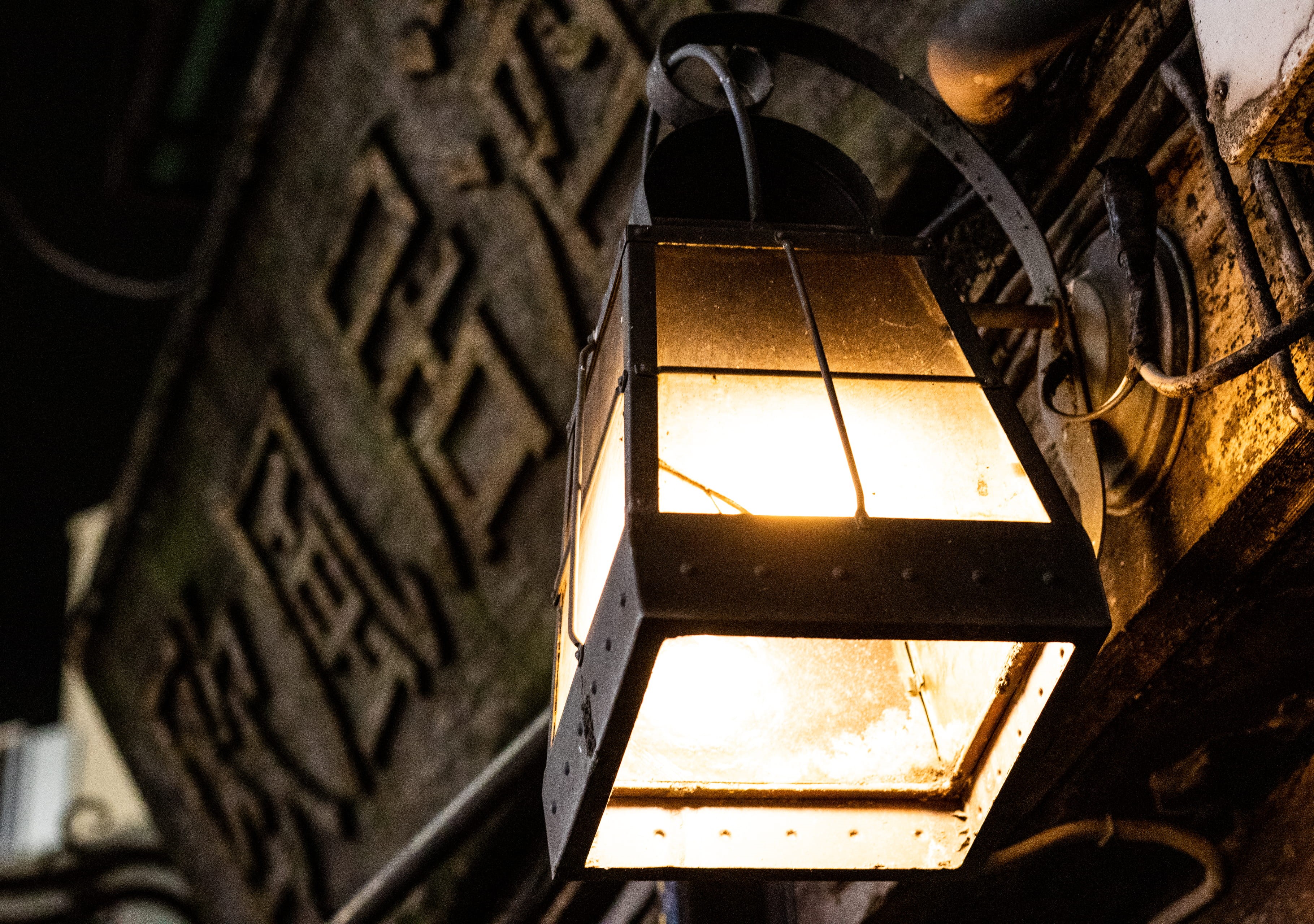 night, headlight, architecture, window, tire, light fixture, city, metal, mandolin, lantern, lampshade, lighting equipment, lamp post, outdoors, building, HD Wallpaper