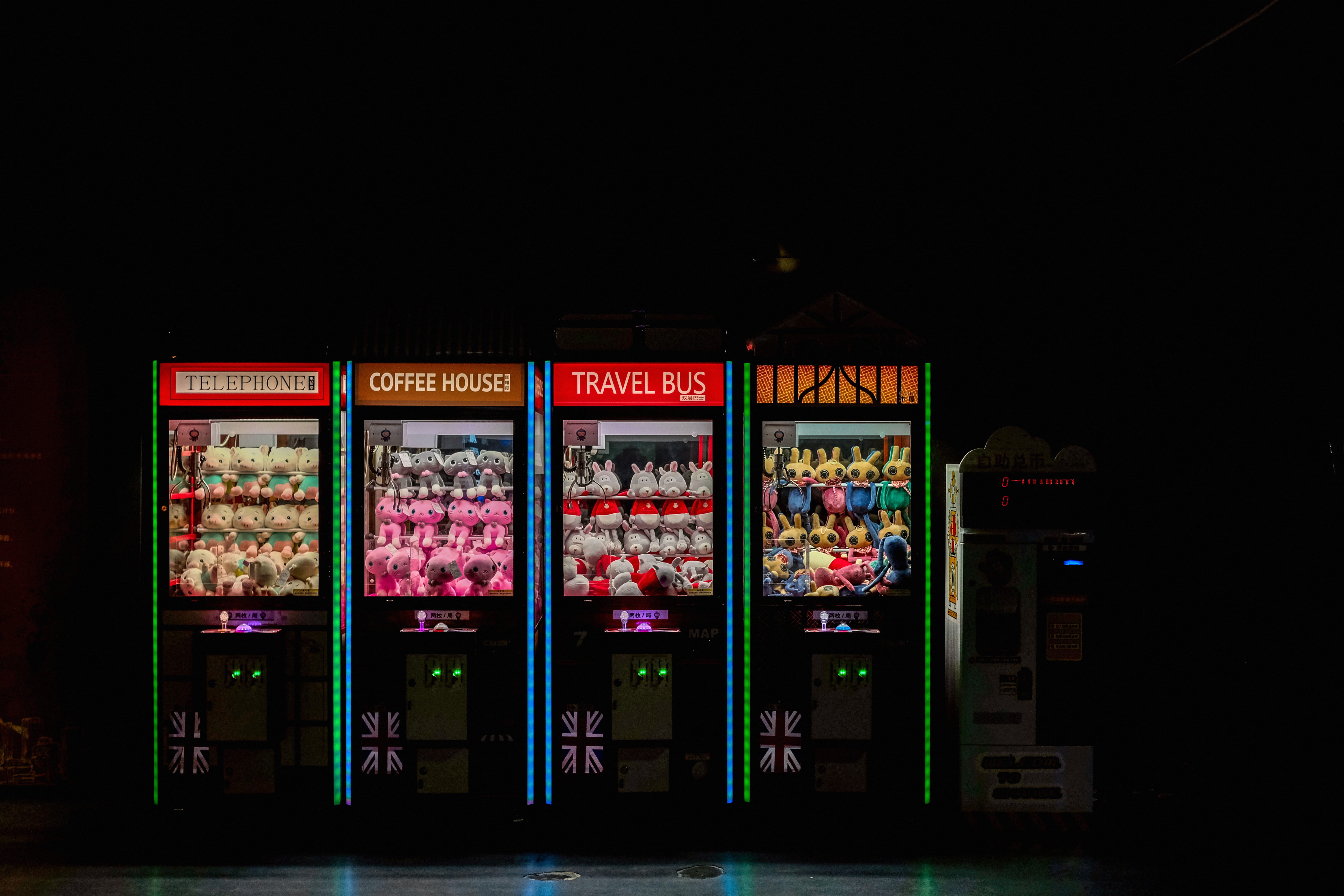 built structure, teddies, glass - material, teddy, multi colored, machine, multicolored, text, win, electronic, vending machine, devices, toy, building exterior, HD Wallpaper