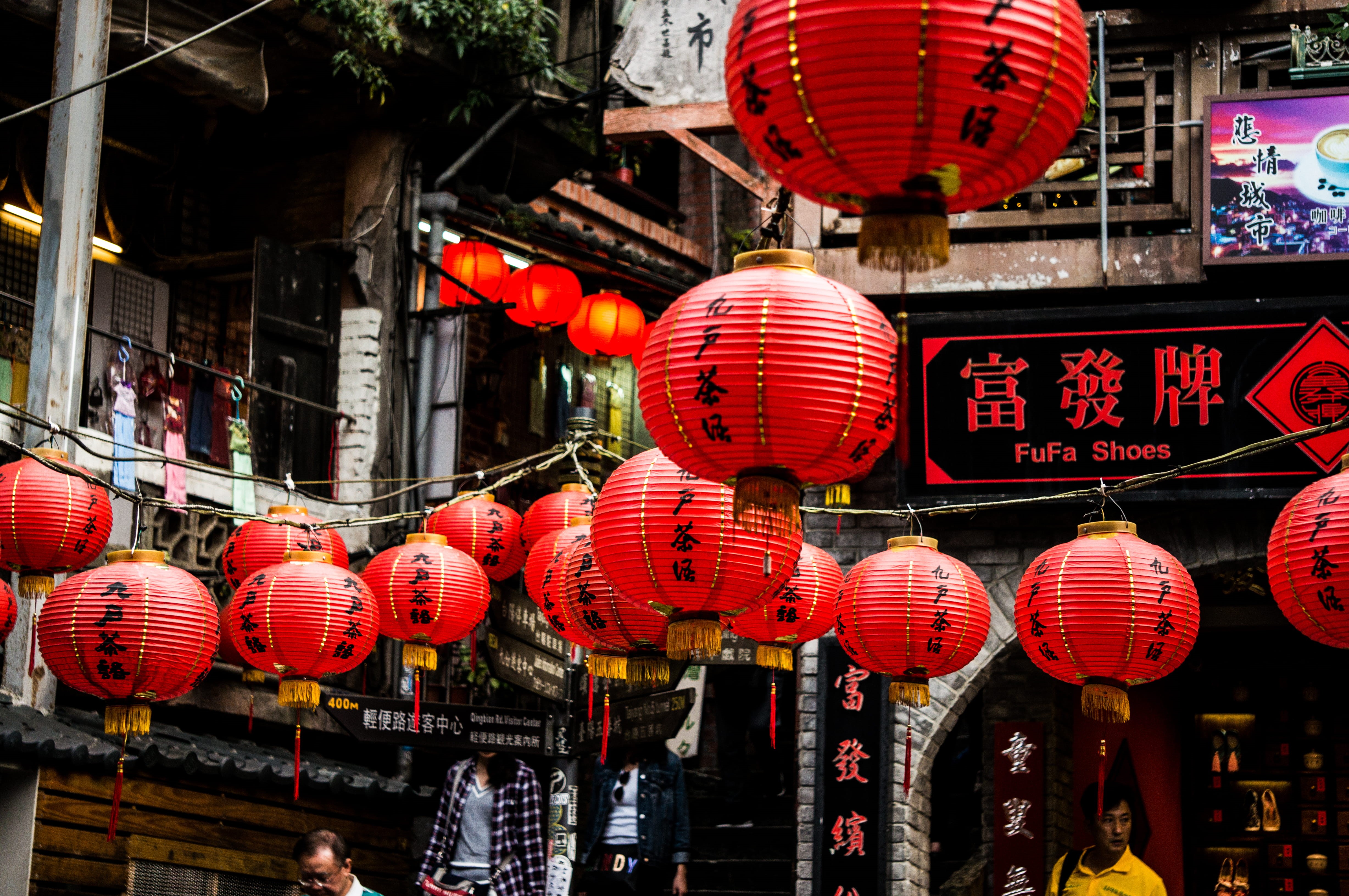 red, paper lantern, lighting equipment, chinese new year, architecture, decoration, building exterior, traffic light, lanterns, urban, lighting, restaurant, HD Wallpaper