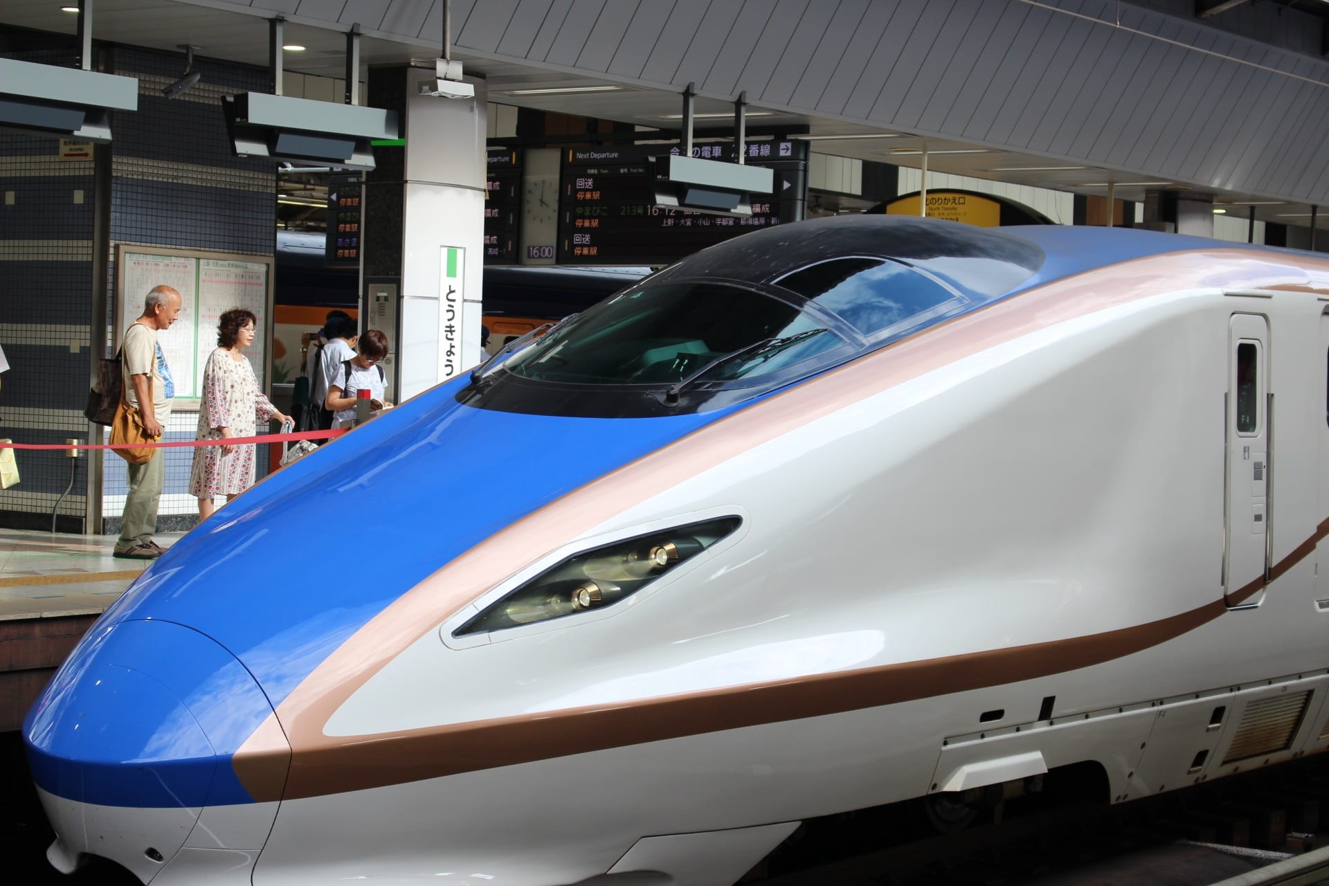 incidental people, outdoors, mode of transportation, people, occupation, white, express, car, adult, 1080P, station, travel, lifestyles, bullet train, HD Wallpaper