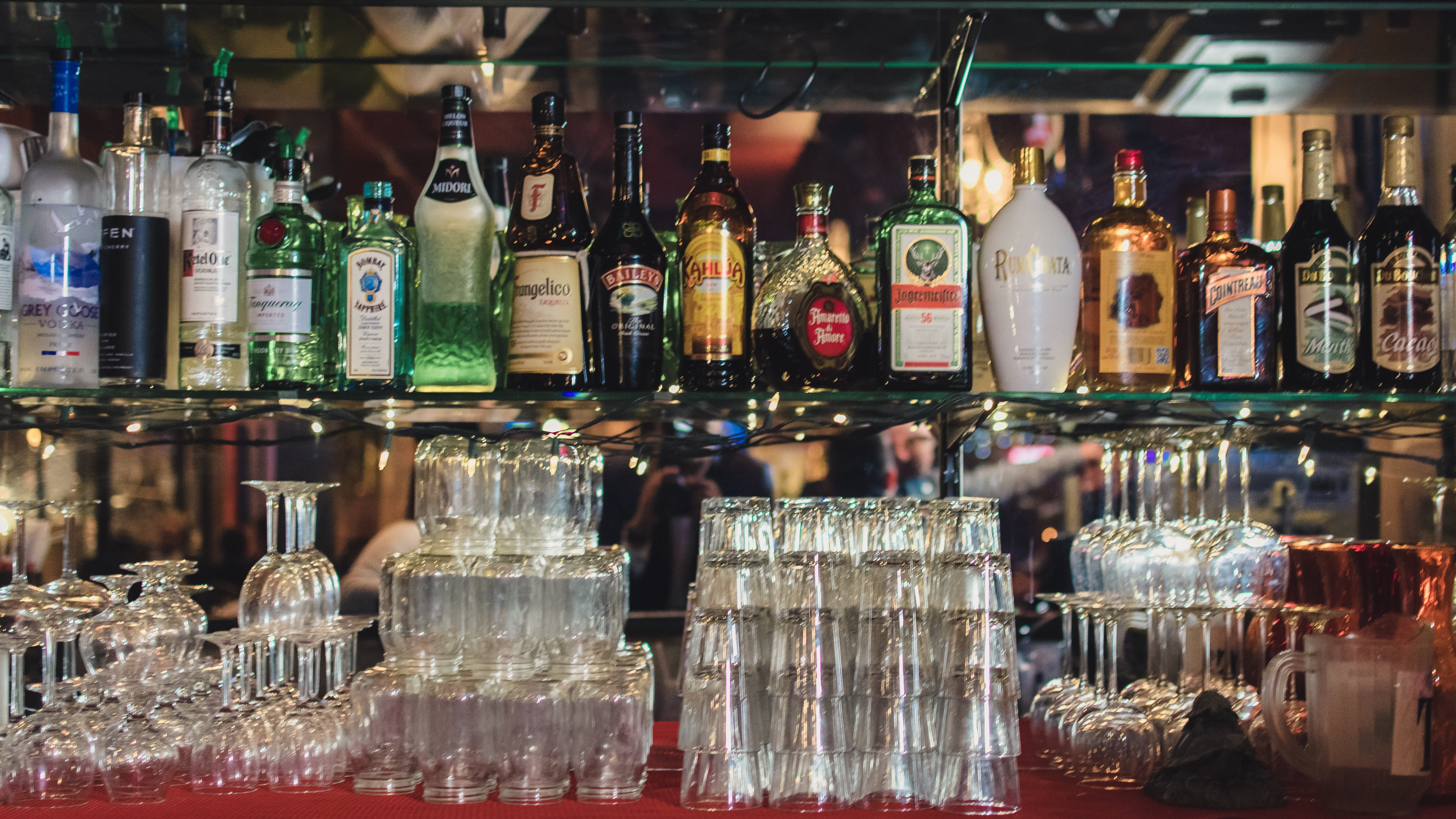 monitor, drink, alcohol, human, indoors, container, bar, order, beer, retail, bar counter, cocktail, transparent, arrangement, food and drink, beer bottle, HD Wallpaper
