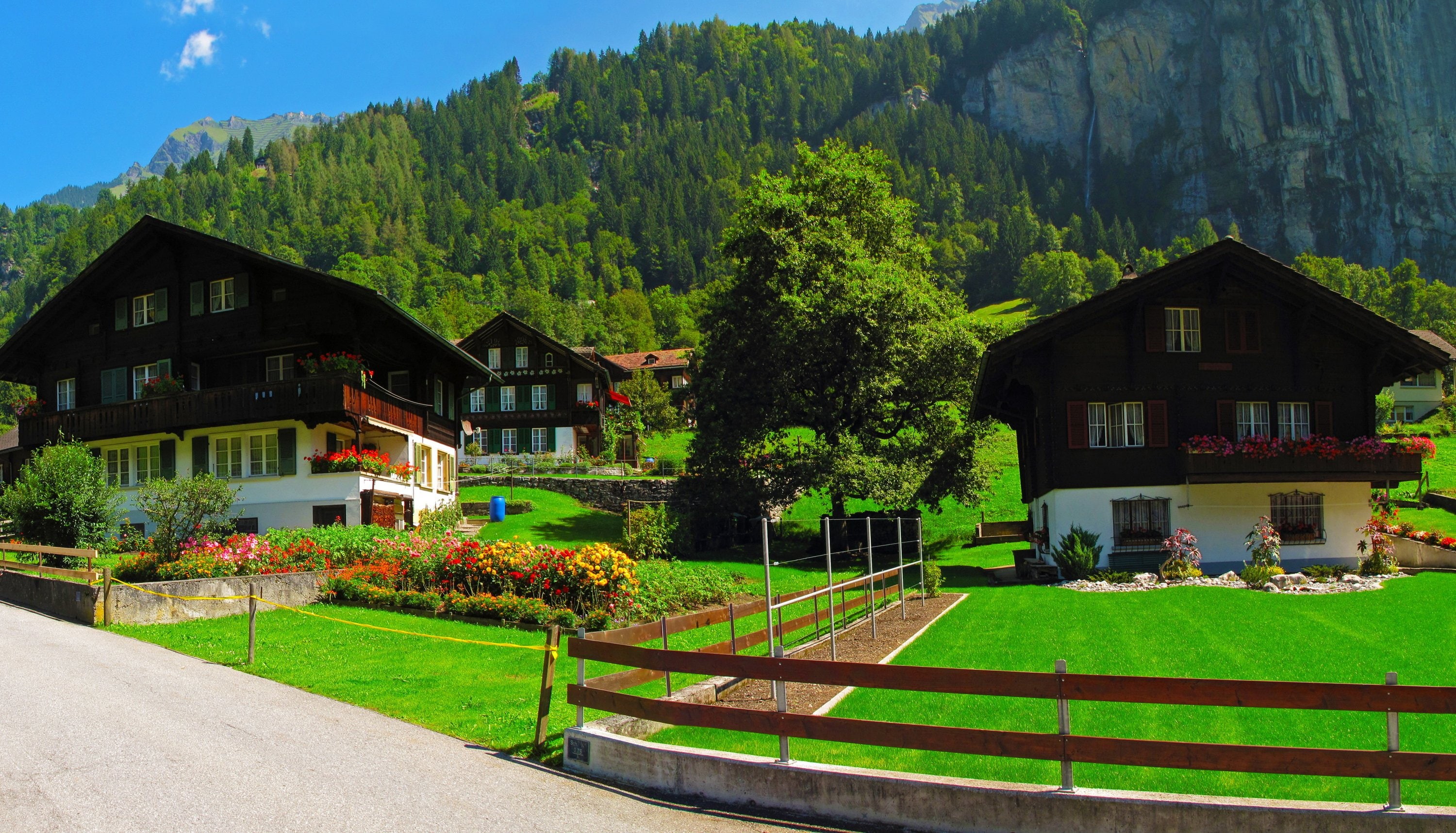 lawn, 2K, switzerland, cities, fence, lauterbrunnen, houses, HD Wallpaper