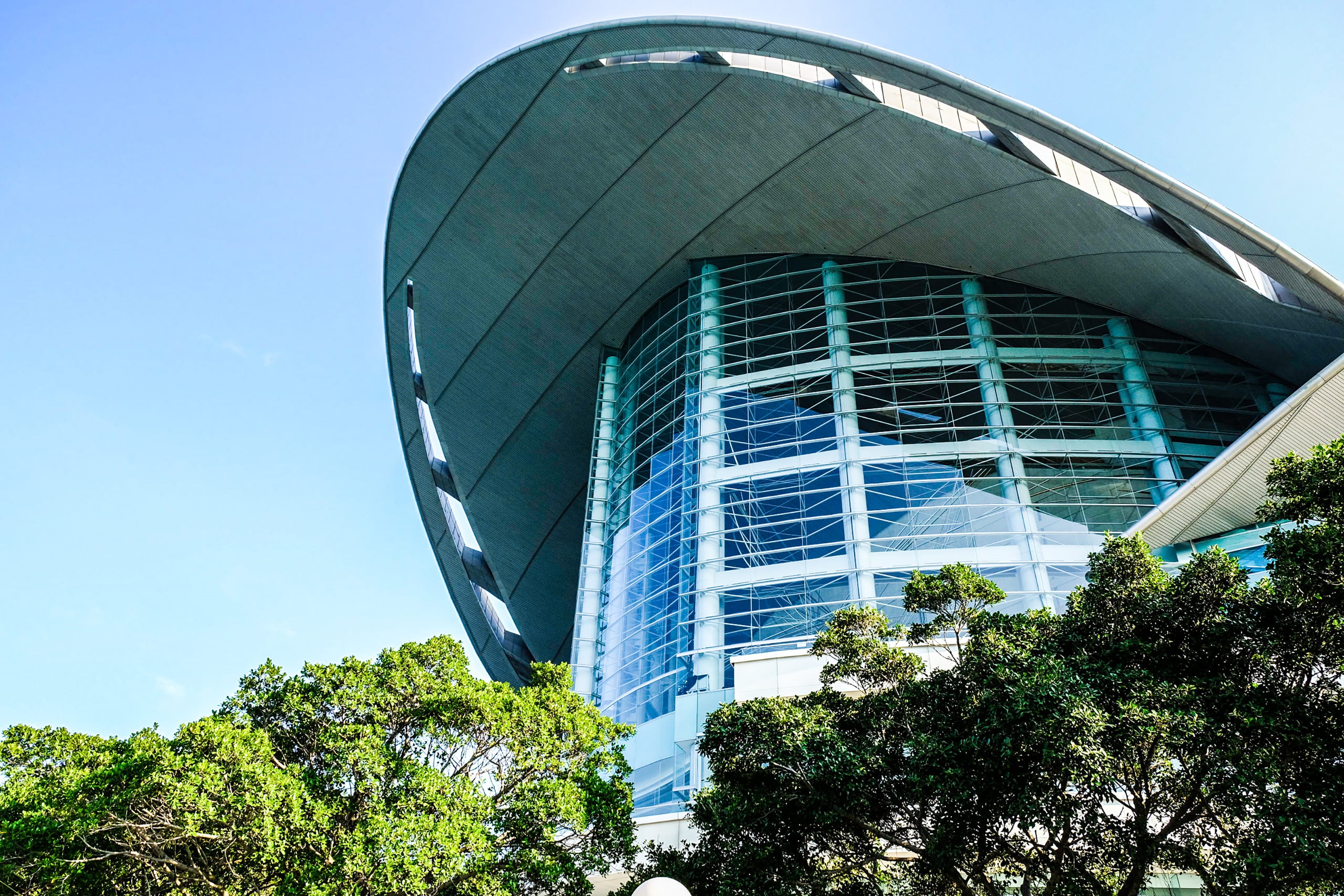 office, outdoors, sunlight, tree, clear sky, blue, building, no people, sky, building exterior, plant, architecture, hongkong, 2K, day, city, office building exterior, HD Wallpaper