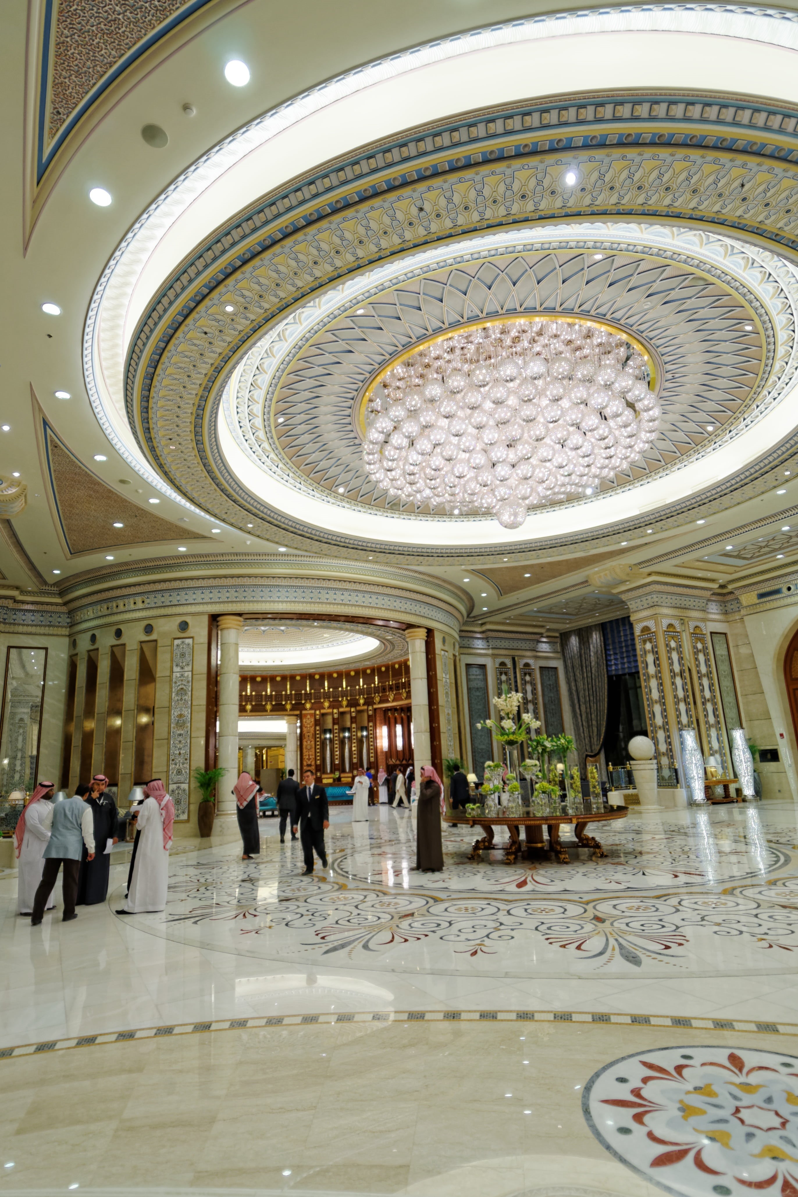 architectural column, the ritz-carlton, tiled floor, building, women, large group of people, luxury, ceiling, indoors, tourism, crowd, hotel, entrance hall, Phone HD Wallpaper