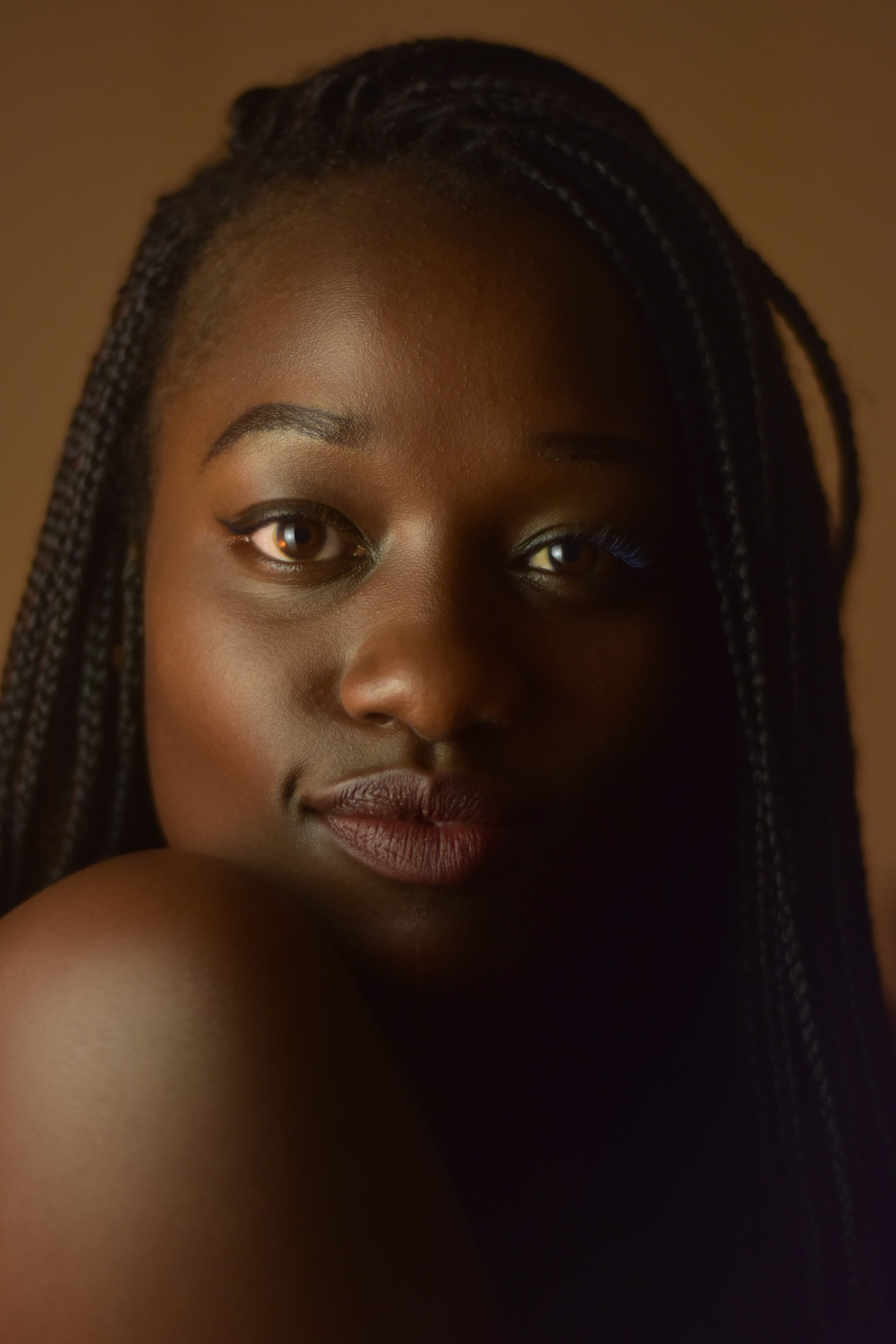 one person, 5K, looking at camera, close-up, indoors, real people, portrait, fashion, beautiful woman, hairstyle, black hair, rwanda, rwandan lady, lifestyles, Phone HD Wallpaper