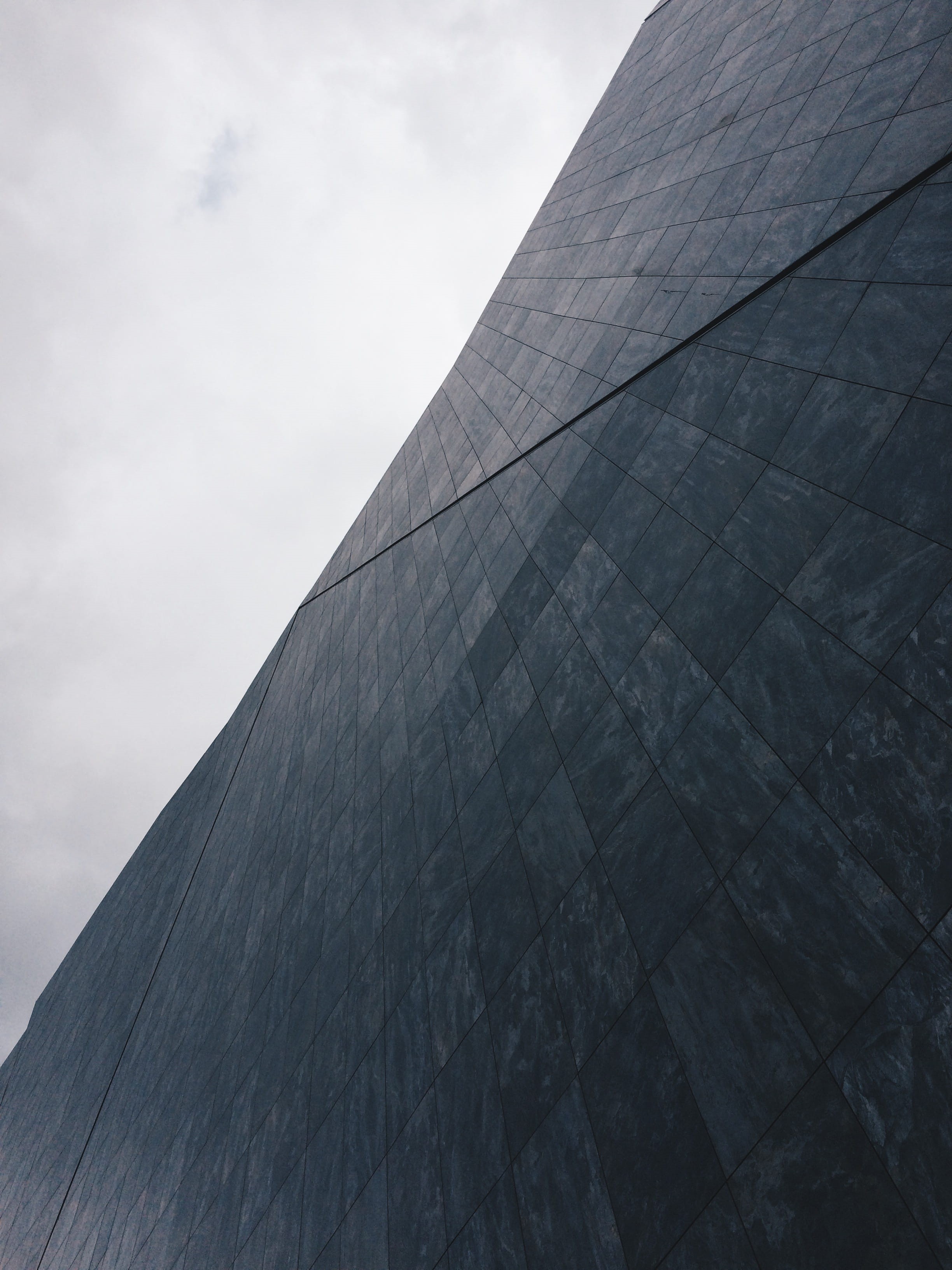 modern, no people, 2K, travel, museo, museum, tall - high, pattern, low angle view, clouds, building, built structure, outdoors, building exterior, cloud - sky, Phone HD Wallpaper