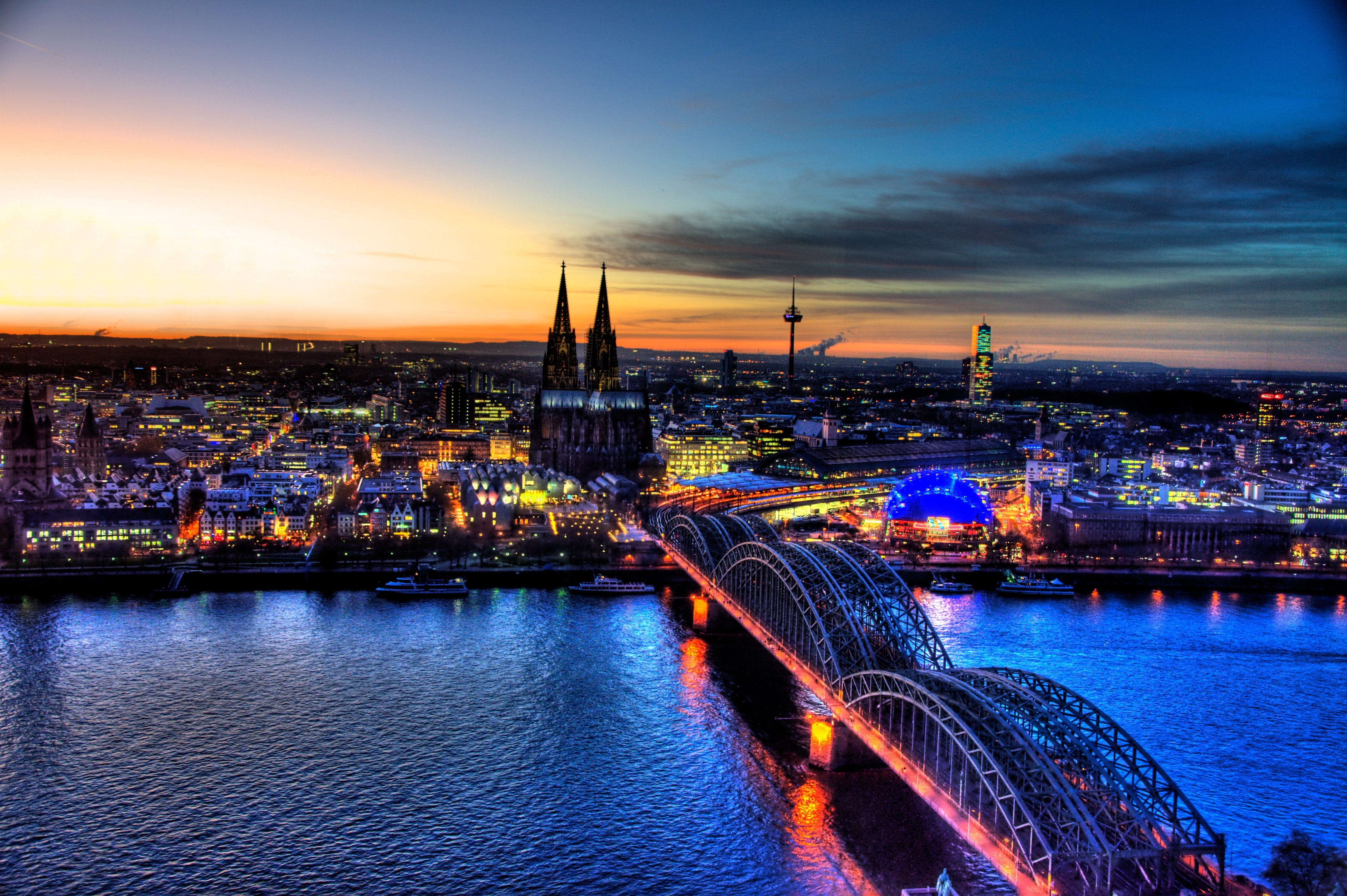 reflection, clouds, sunset, tower, building exterior, cloud - sky, buildings, river, 4K, Köln, skyline, hohenzollern bridge, bridge, cologne cathedral, HD Wallpaper