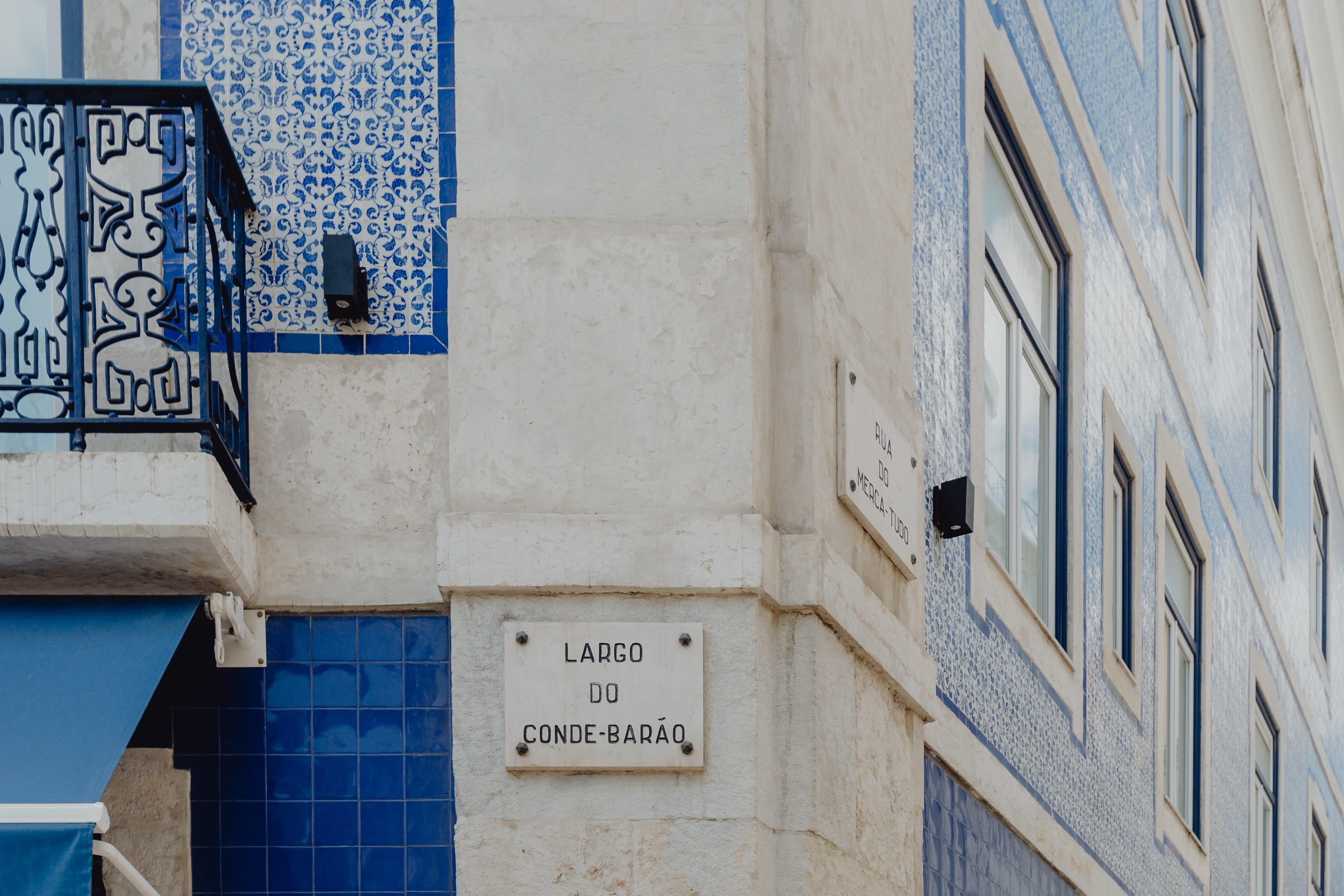 architecture, building, building exterior, door, blue, western script, buildings, lisboa, old, no people, window, wall - building feature, communication, HD Wallpaper
