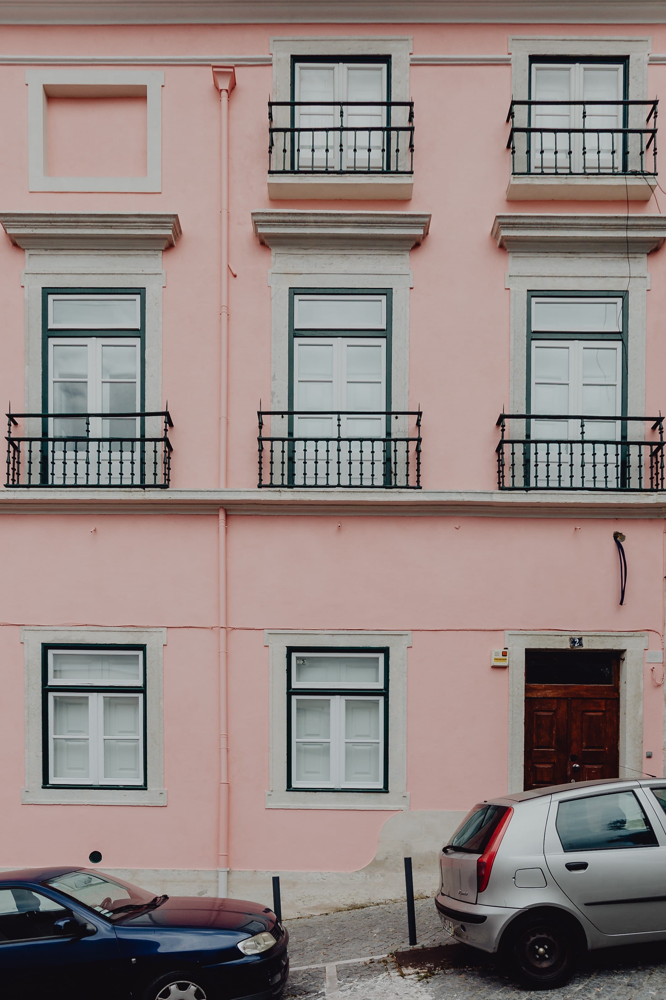 outdoors, house, residential district, cityscape, built structure, apartment, mode of transportation, lisboa, glass - material, june, town, stationary, Phone HD Wallpaper