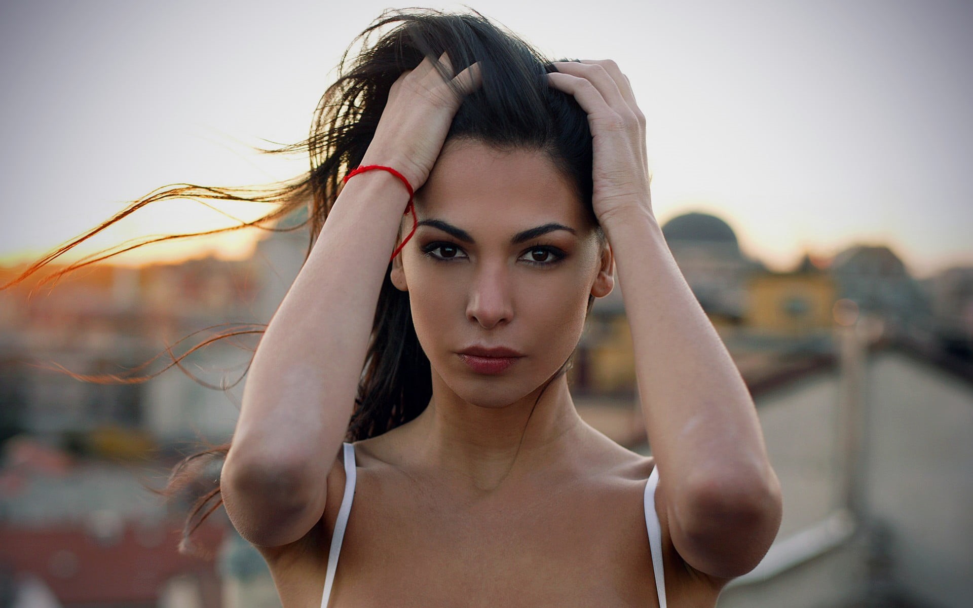 1080P, portrait, brown eyes, young women, women, hair, body part, front view, arms raised, sunset, depth of field, adult, beautiful people, headshot, looking at camera, HD Wallpaper