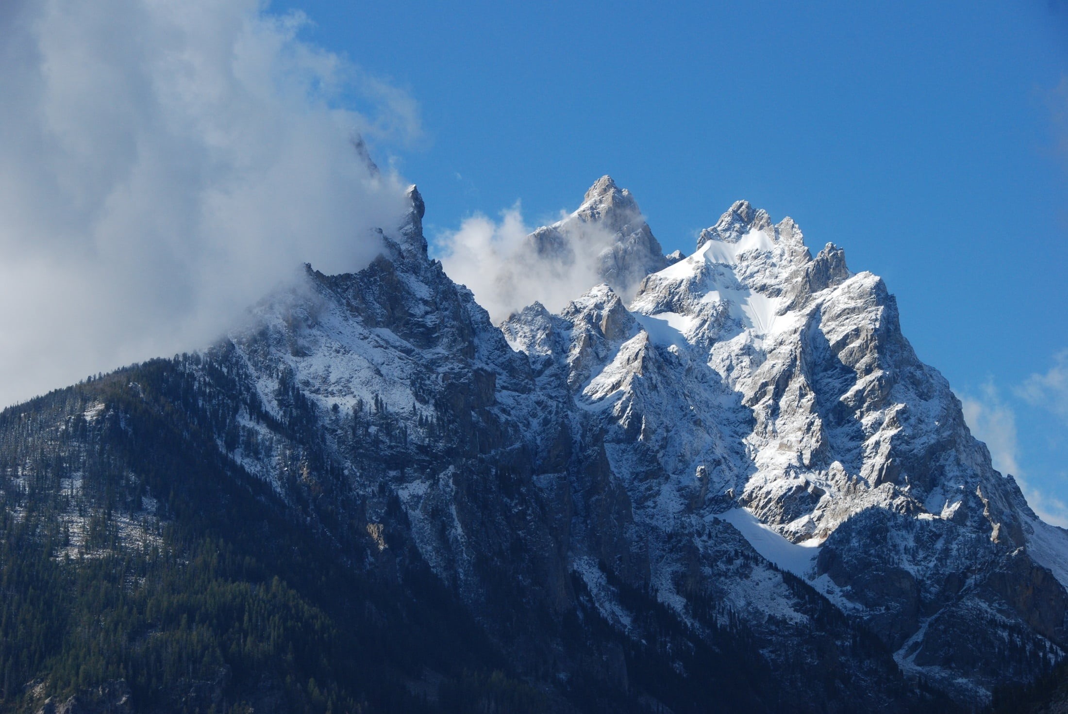 snowcapped mountain, scenics, no people, cliffs, teton range, beauty in nature, cloud - sky, mountain peak, teewinot, scenic, blue, sky, peaks, cold temperature, HD Wallpaper