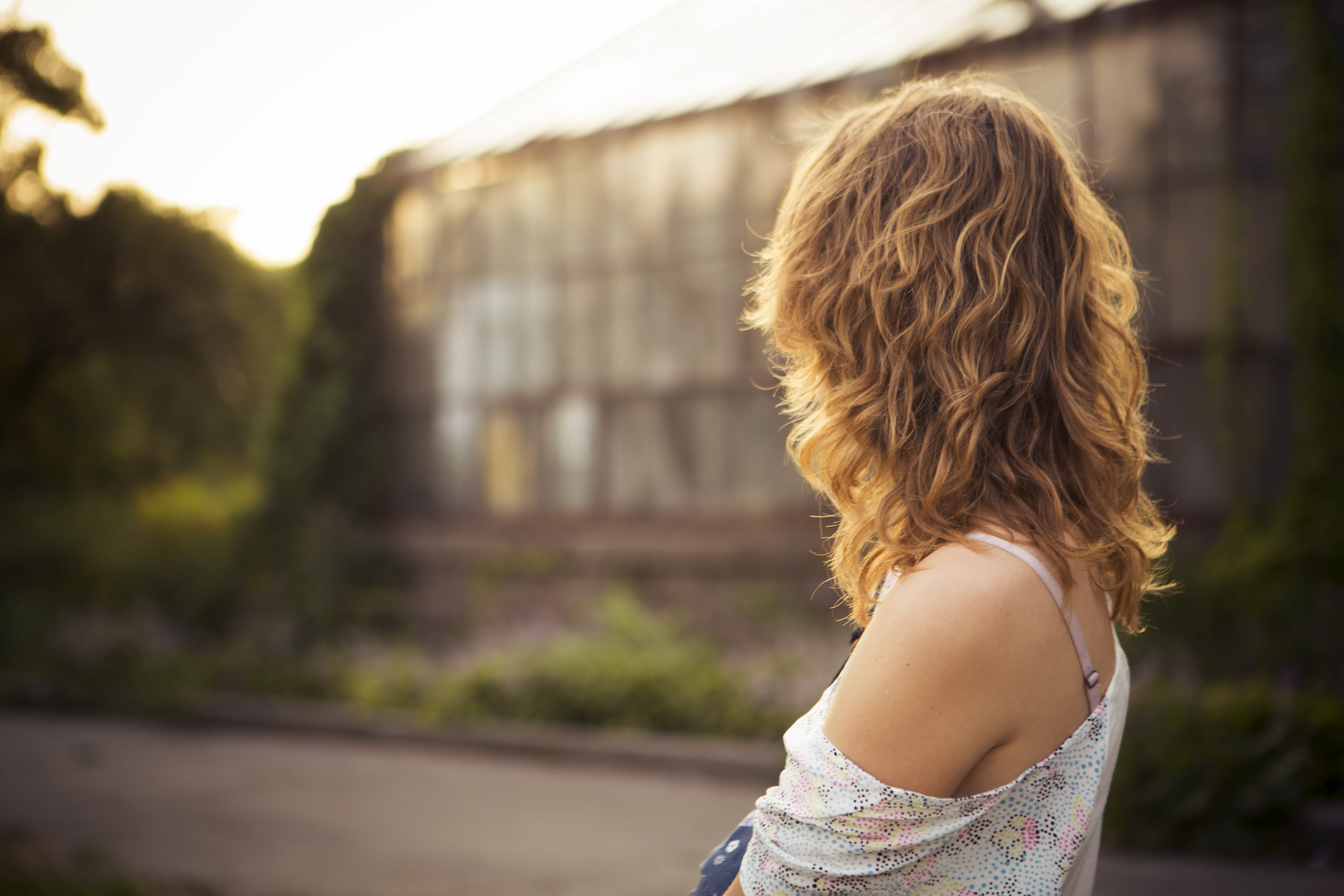 casual clothing, wearing, contemplation, onlook, punk, focus on foreground, blond hair, blonde, nature, adult, redhead, sunset, hair, http://www.bayerwald-weihnachtsbaeume.de/blog/, HD Wallpaper