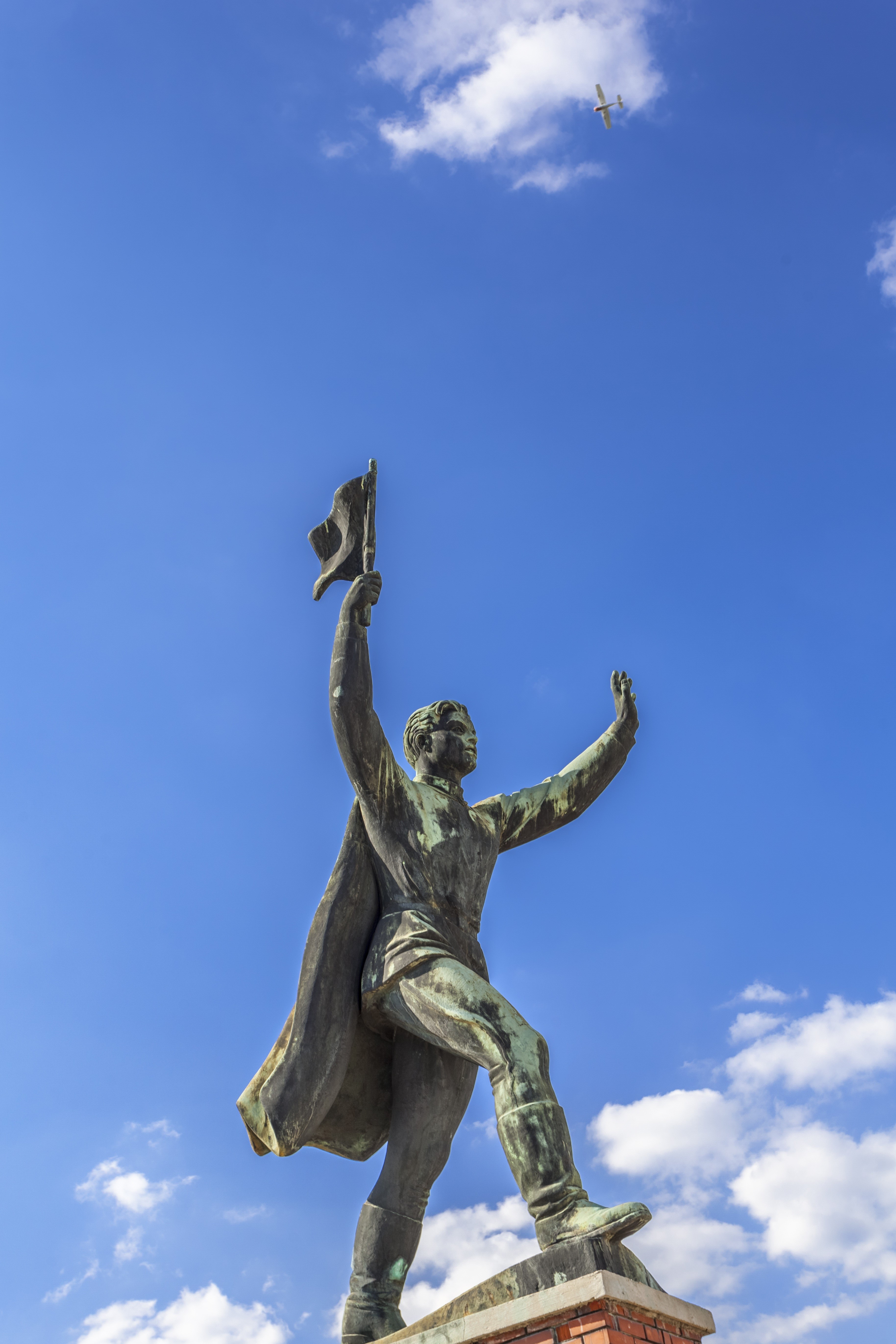 nature, belief, soviet, hungary, statue, day, famous, spirituality, sculpture, eastern, blue, bronze, creativity, budapest, political, symbol, sky, no people, Phone HD Wallpaper