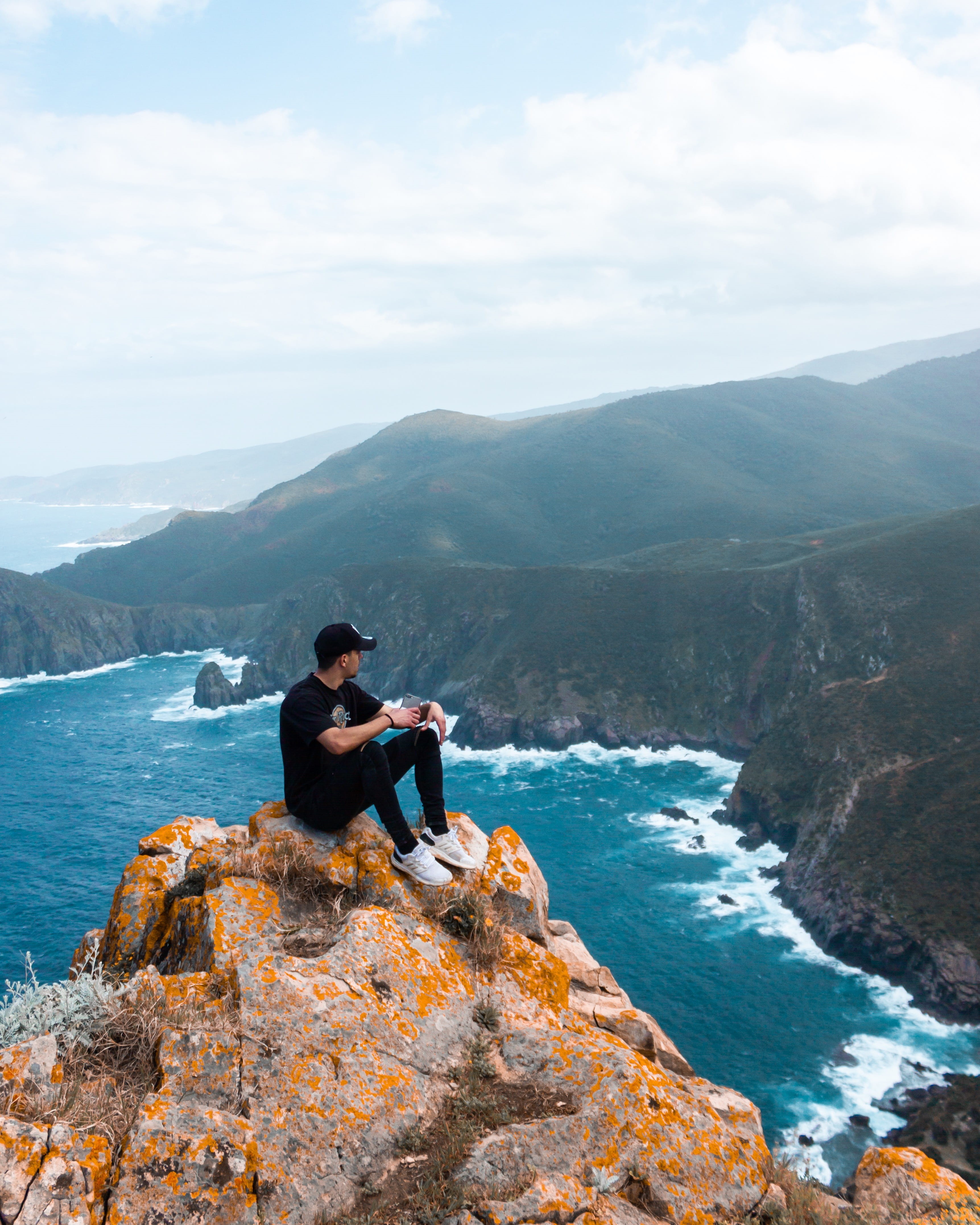 rock - object, nature, looking, real people, two people, sitting, scenics - nature, man, 4K, rock, mountain range, mountain, lifestyles, solid, sky, water, Phone HD Wallpaper