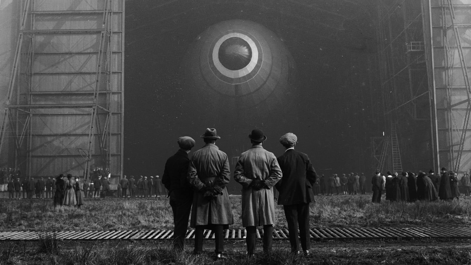 England, photo, real people, coats, hangar, 720P, building exterior, World War I, men, group, government, vintage, standing, old photos, rear view, law, HD Wallpaper
