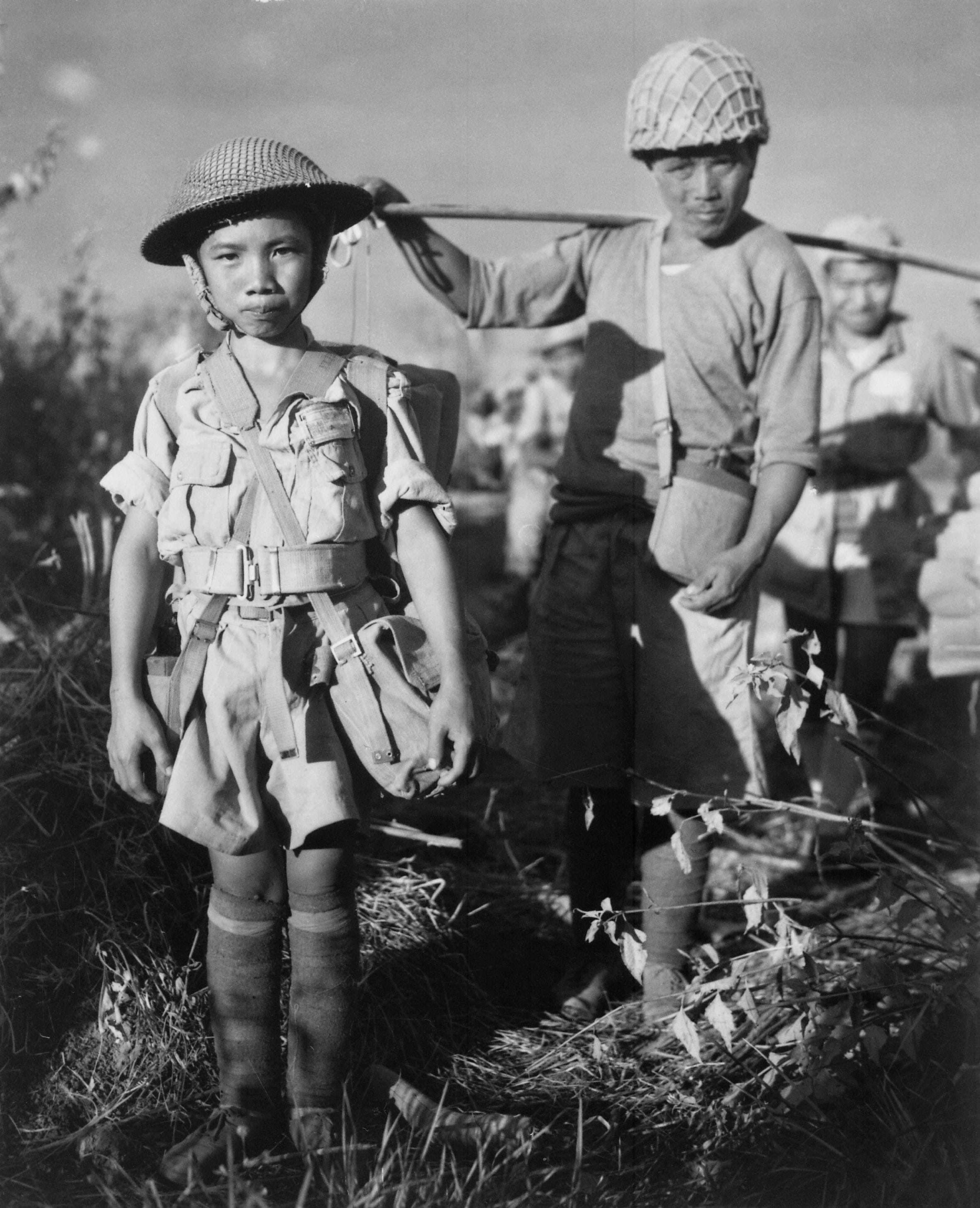 childhood, military, black and white, War, field, standing, portrait, innocence, full length, people, clothing, child, photo, 2K, grass, world war ii, Phone HD Wallpaper
