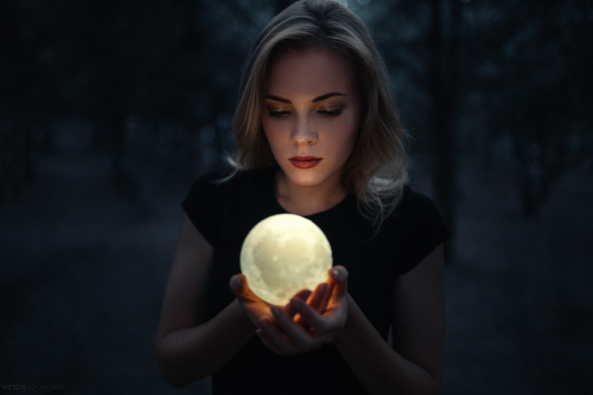 model, dark, women outdoors, 1080P, portrait, outdoors, Anastasia Romanova, forest, depth of field, T-shirt, sphere, Victor Sidorenko, women, blonde, HD Wallpaper