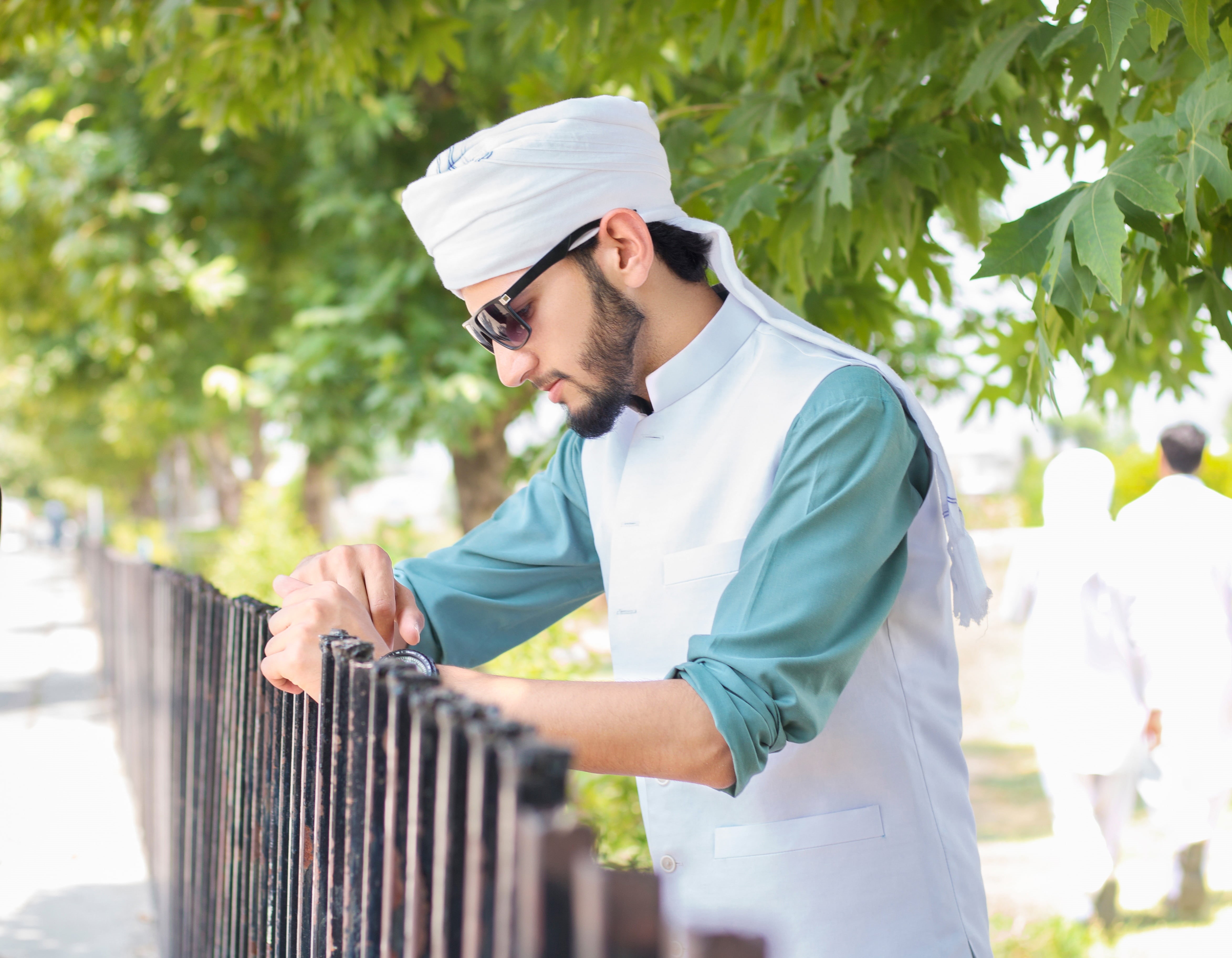 caucasian Ethnicity, kurta, clothing, young men, fence, 4K, adult, focus on foreground, lifestyles, nature, chef, islamic dress, ramdzan, ramadan dress, HD Wallpaper