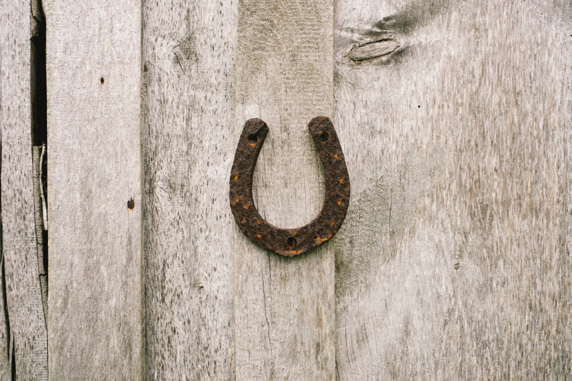 rough, building, doorknob, horseshoe, entrance, close-up, rusty, pattern, farm, wall - building feature, wall, old, luck, wooden, door knocker, outdoors, HD Wallpaper