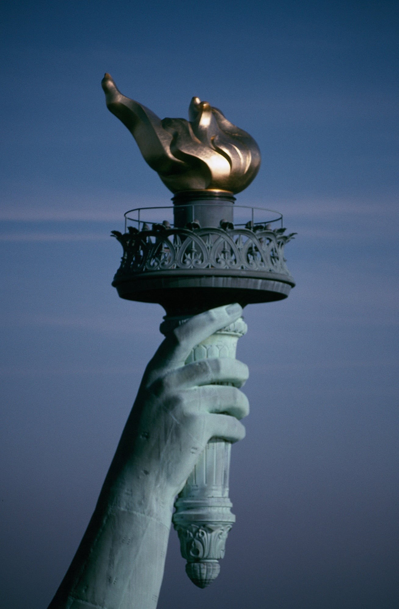 creativity, art and craft, hand, torch, symbol, urban, flame, sculpture, attraction, statue, daytime, low angle view, dom, liberty, nyc, manhattan, cityscape, Phone HD Wallpaper