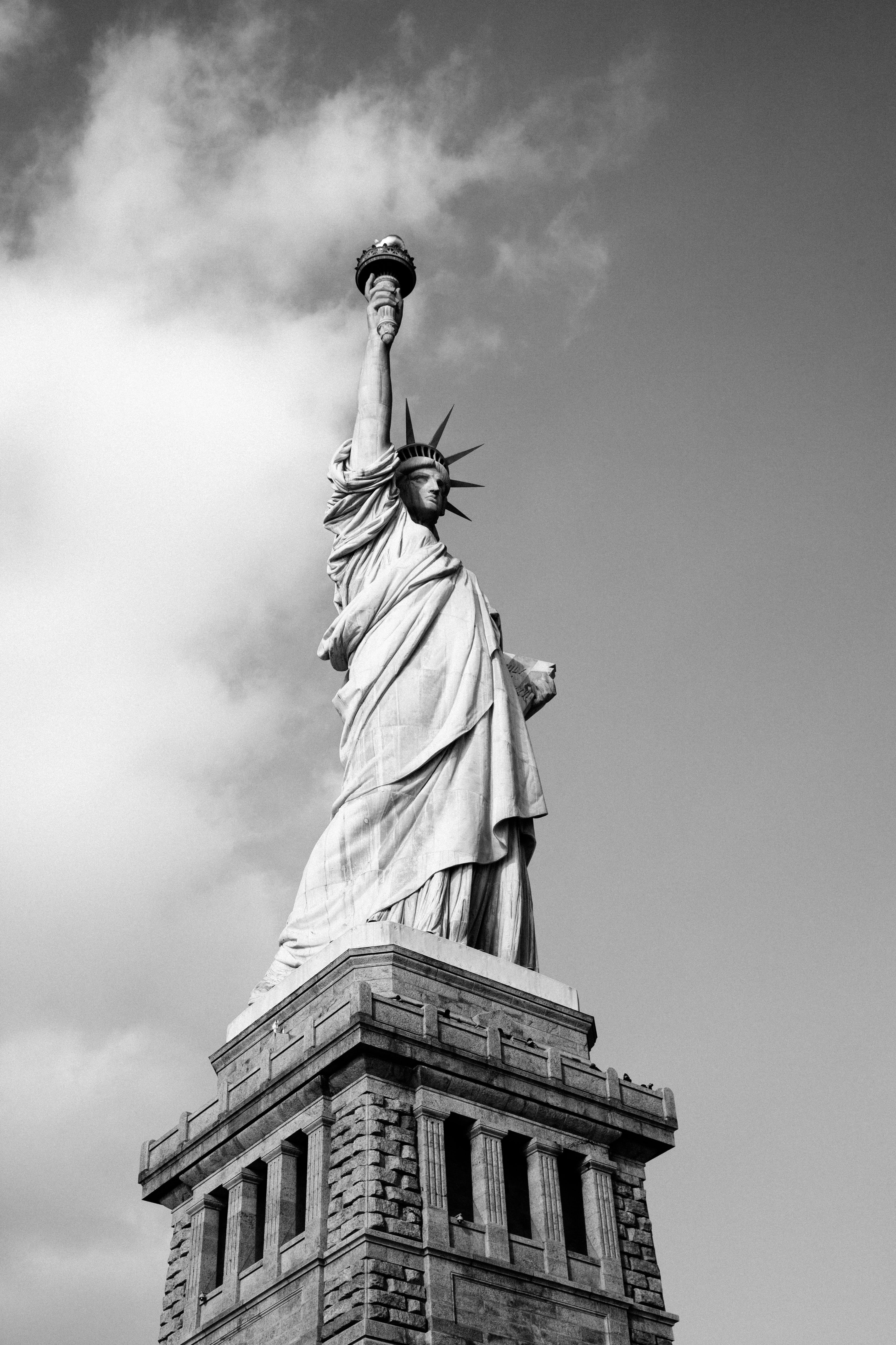 grayscale, dom, cloud - sky, low angle view, flaming torch, photography, sculpture, historic, sightseeing, tourism, 5K, female likeness, america, no people, Phone HD Wallpaper