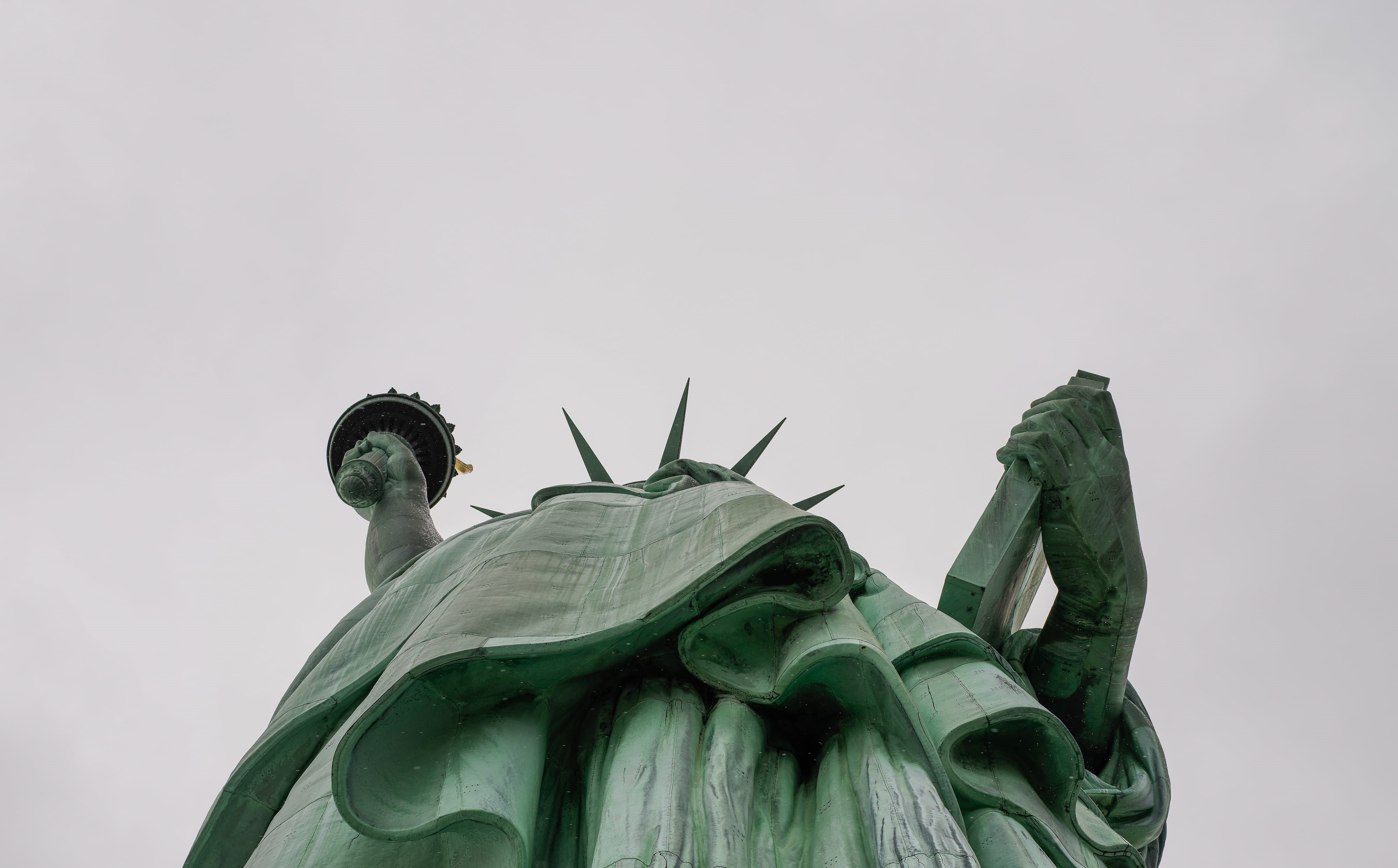 statue, the past, 4K, low angle view, copper, usa, landmark, freedom, new york, destination, icon, torch, human representation, monument, statue of liberty, HD Wallpaper