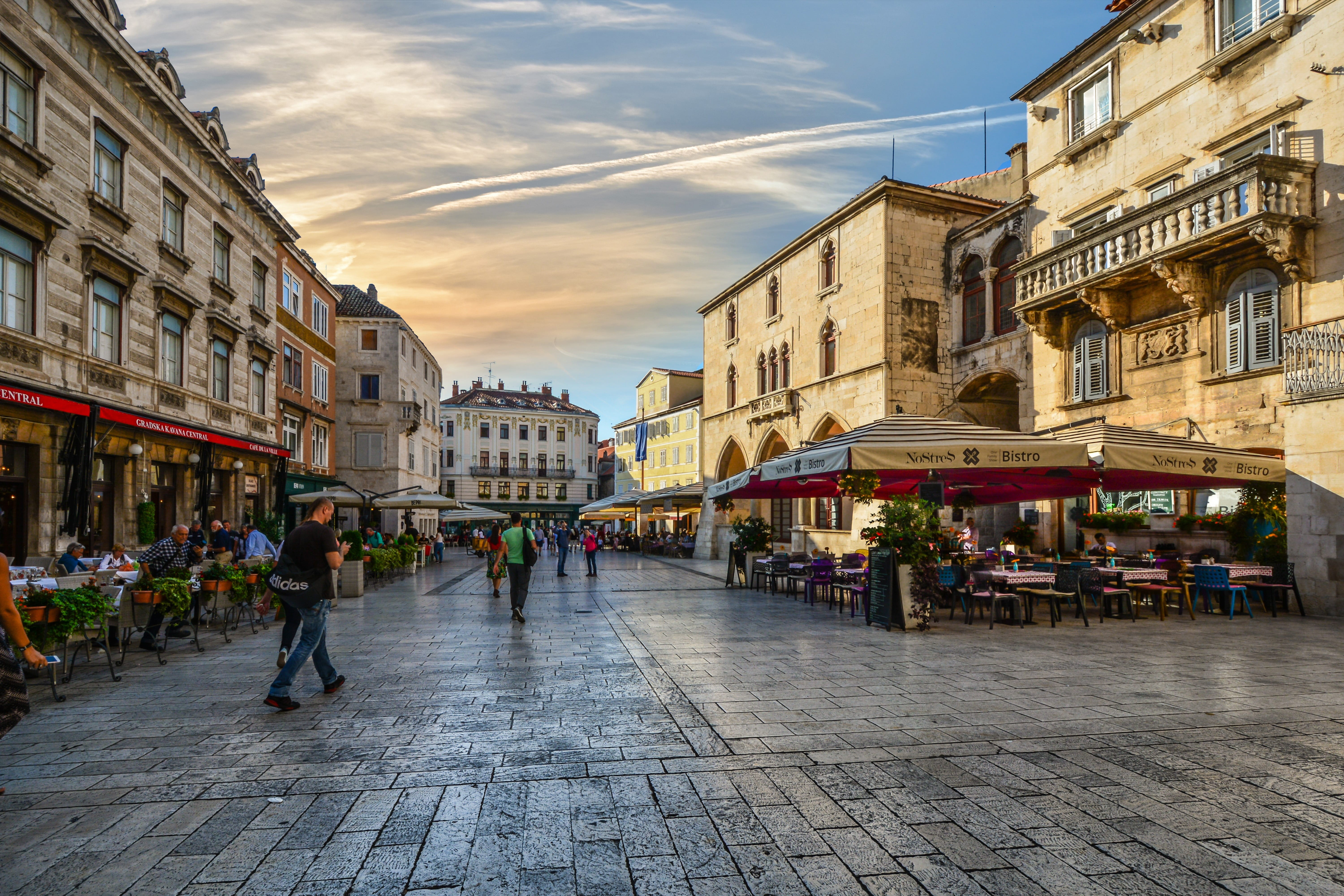 travelling, group of people, red, day, canopy, city, building, trip, cafe, nature, sky, roman, urban, umbrellas, town, adult, palace, street, tourists, HD Wallpaper