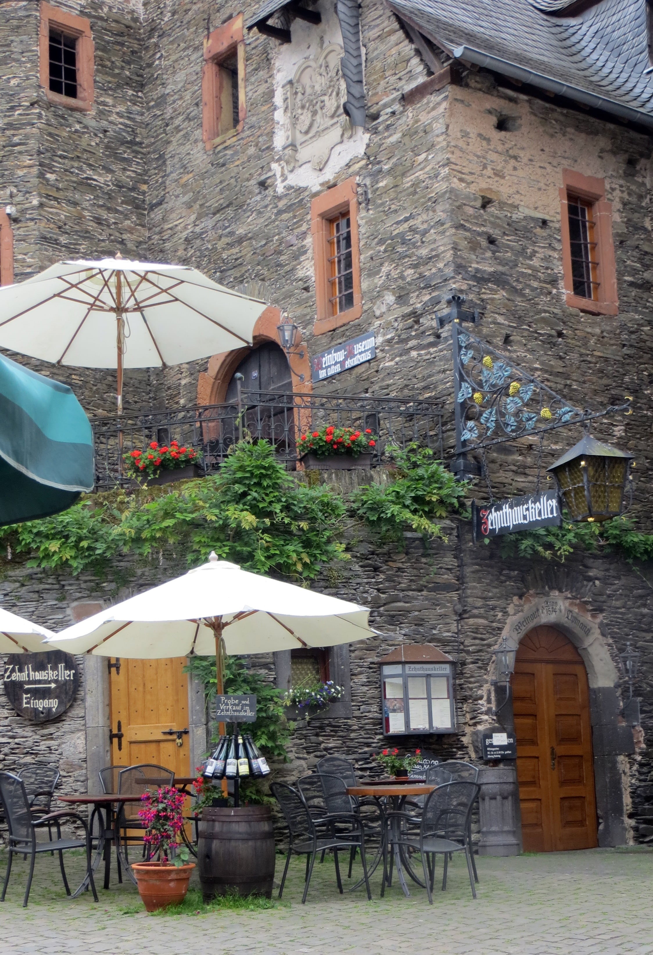 cafe, seat, truss, urban Scene, residential district, 2K, old town, chair, rest, space, europe, setting, day, no people, beilstein, house, parasol, street, Phone HD Wallpaper
