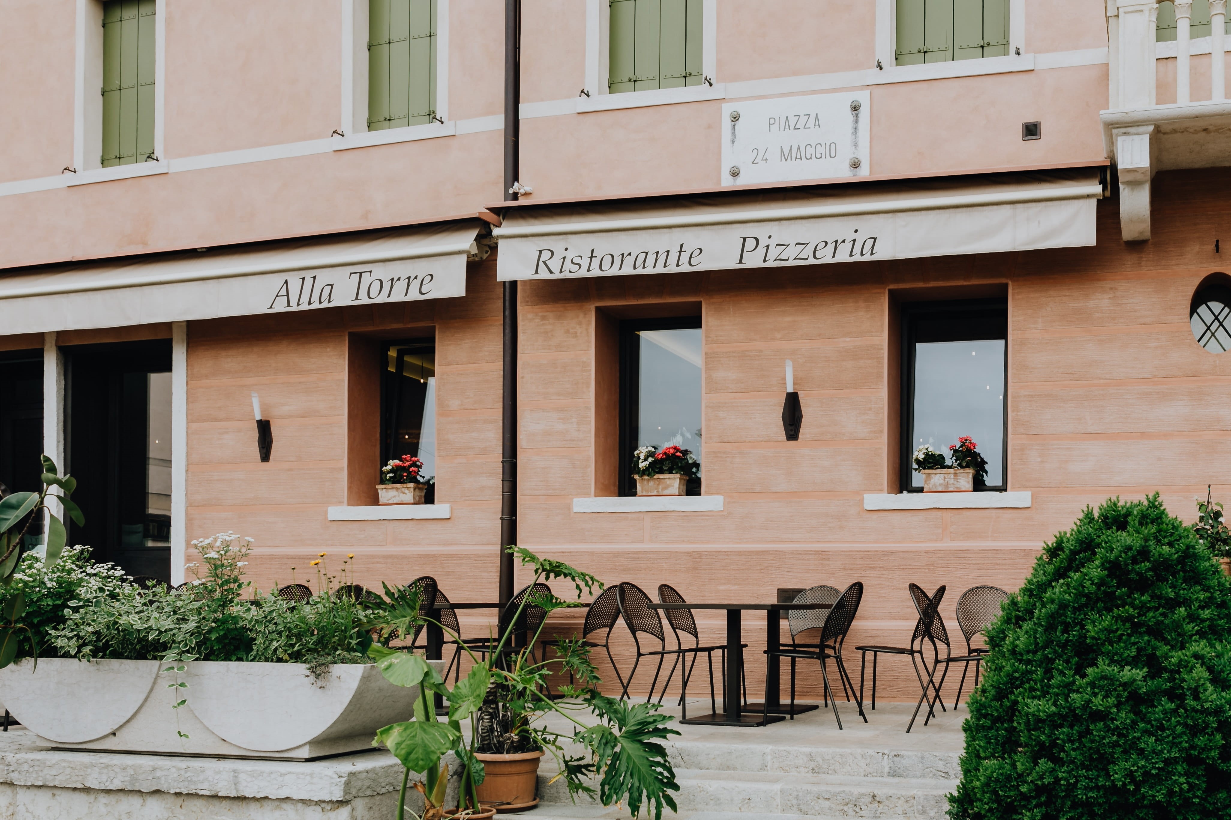 building exterior, cafe, built structure, outdoors, may, text, buildings, building, 4K, potted plant, window, architecture, Italy, city, day, nature, spring, HD Wallpaper