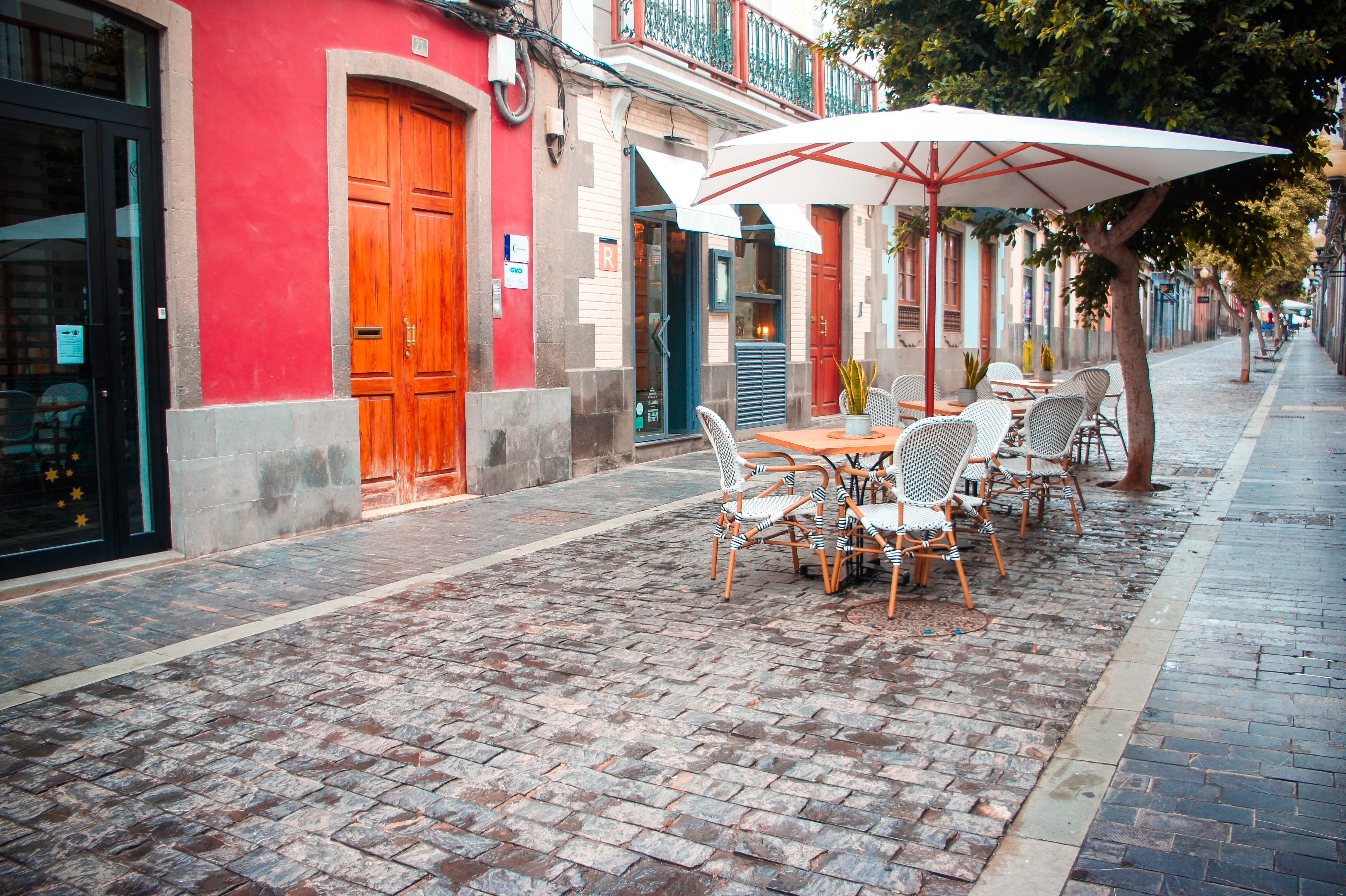 architecture, nature, building exterior, old town, city, table, sidewalk, color, holidays, sidewalk cafe, paving stone, cafe, absence, building, built structure, HD Wallpaper
