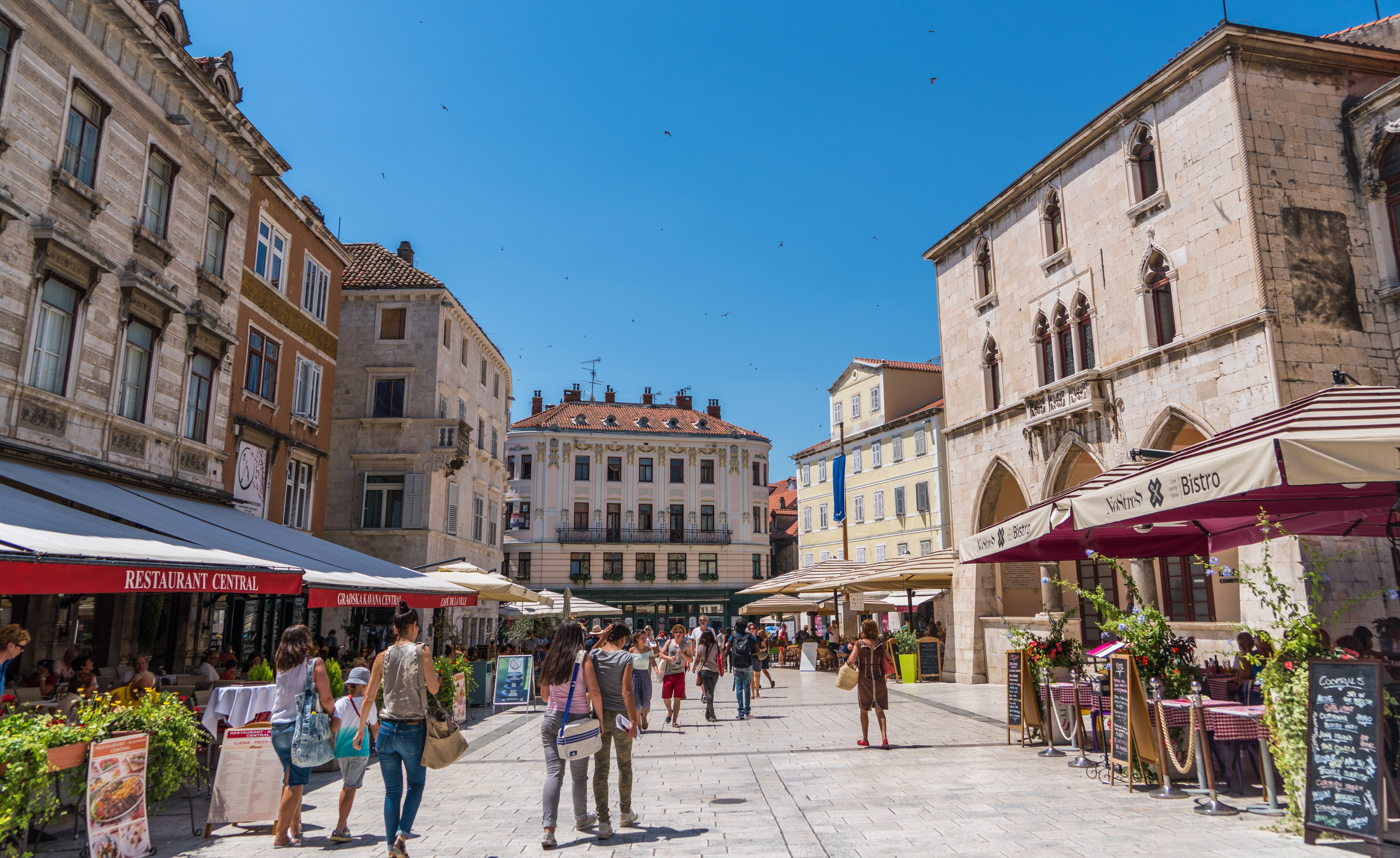 business, women, walking, buildings, real people, croatia, tourist, sidewalk cafe, outdoors, architecture, surrounded, cityscape, europe, famous Place, HD Wallpaper
