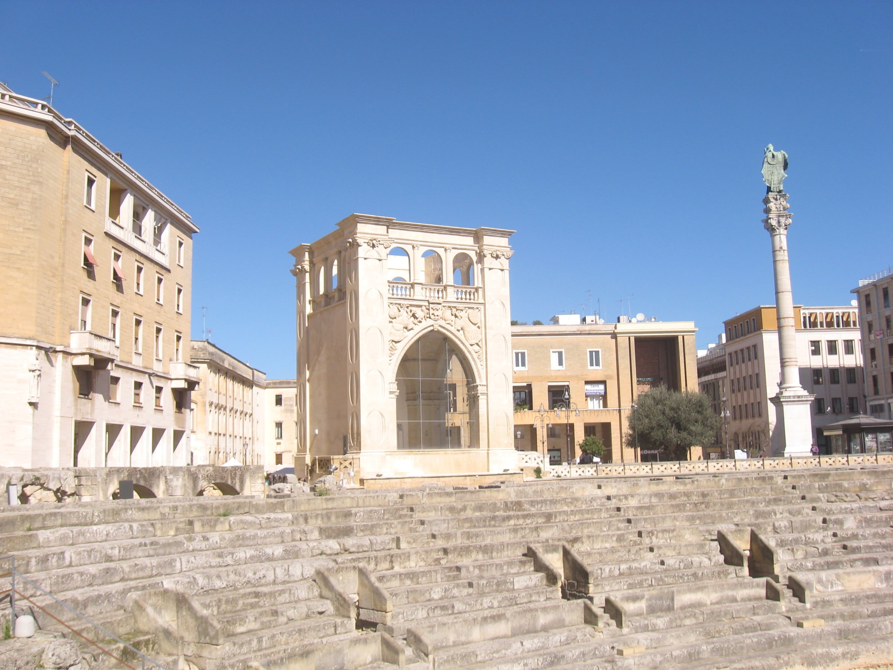 animals in the wild, built structure, government, animal wildlife, no people, lecce, architecture, seat, amphitheatre, vertebrate, day, piazza santoronzo, HD Wallpaper
