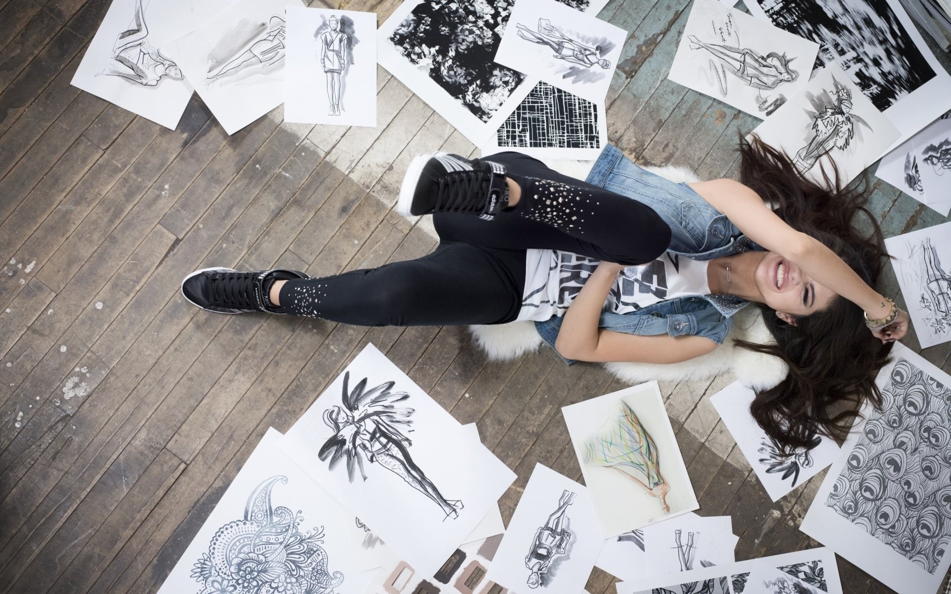 paper, lying down, full length, celebrity, real people, leisure activity, indoors, drawing - art product, women, Selena Gomez, lifestyles, art and craft, HD Wallpaper