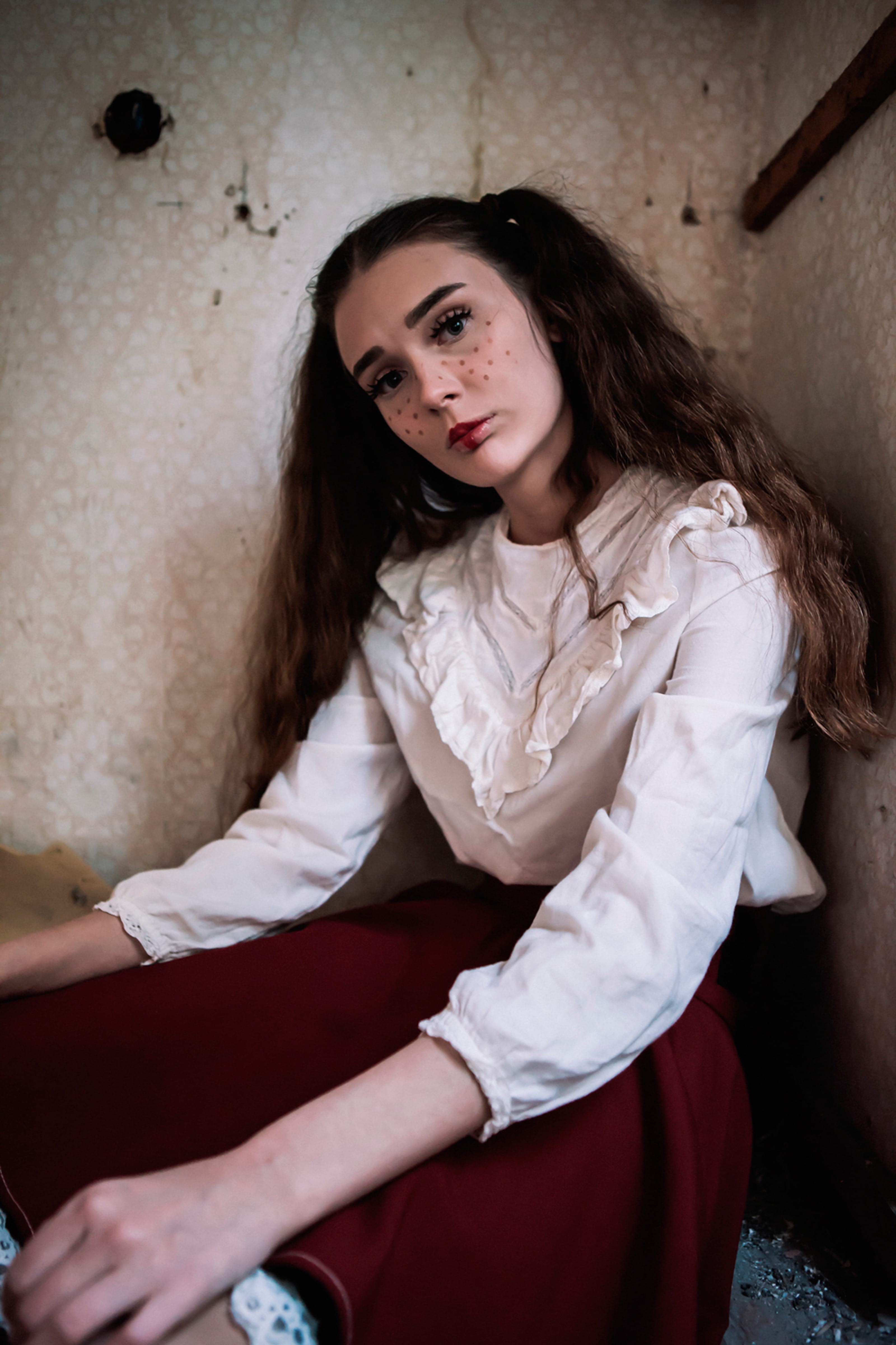 room, contemplation, hair, portrait, looking at camera, female, sleeved, leisure activity, haired, young women, wearing, style, young, facial expression, Phone HD Wallpaper