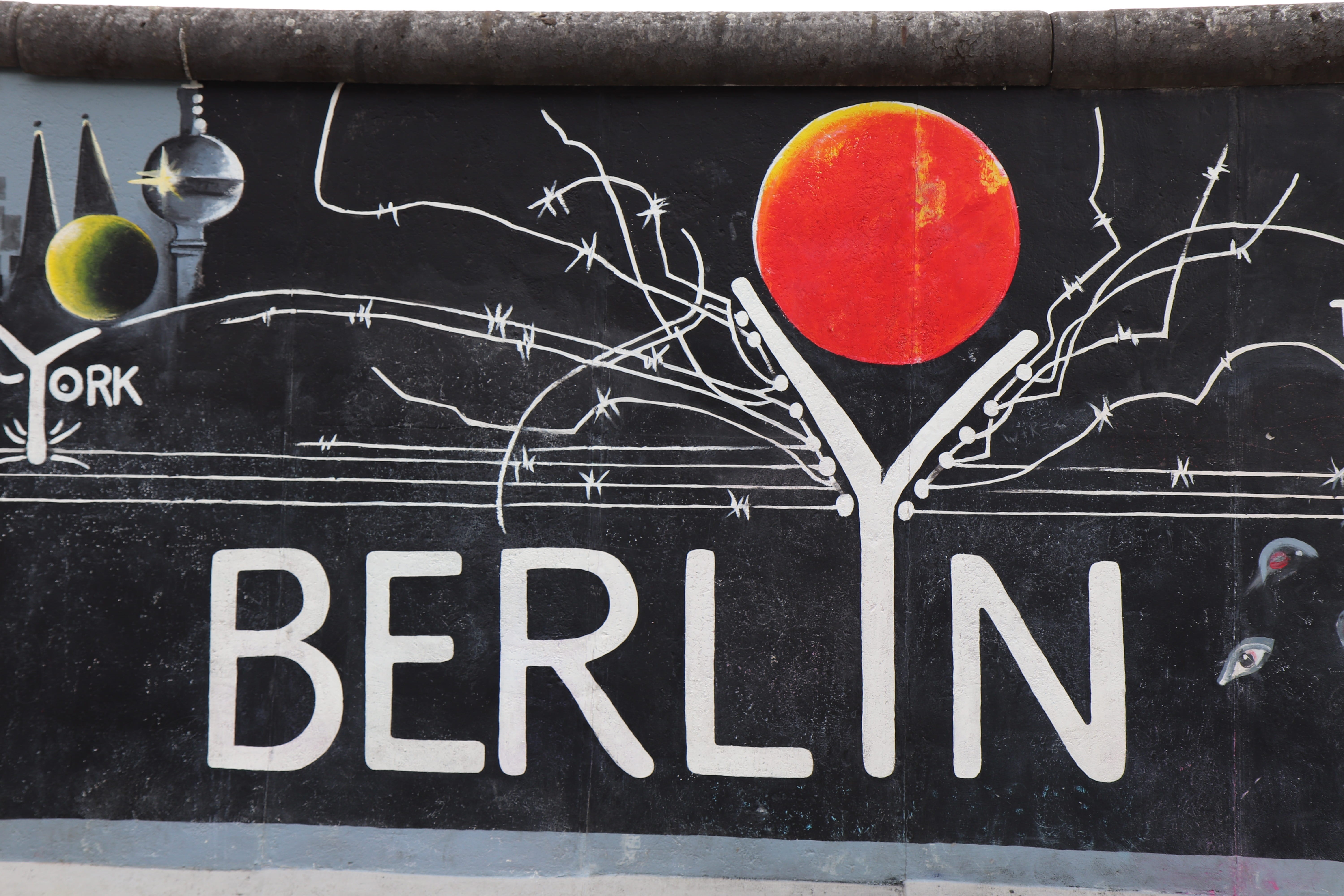 berlyn, text, drawing - art product, architecture, tourist, wall, chalk drawing, side, drawing, sprayer, blackboard, paint, board, modern, food, creativity, HD Wallpaper