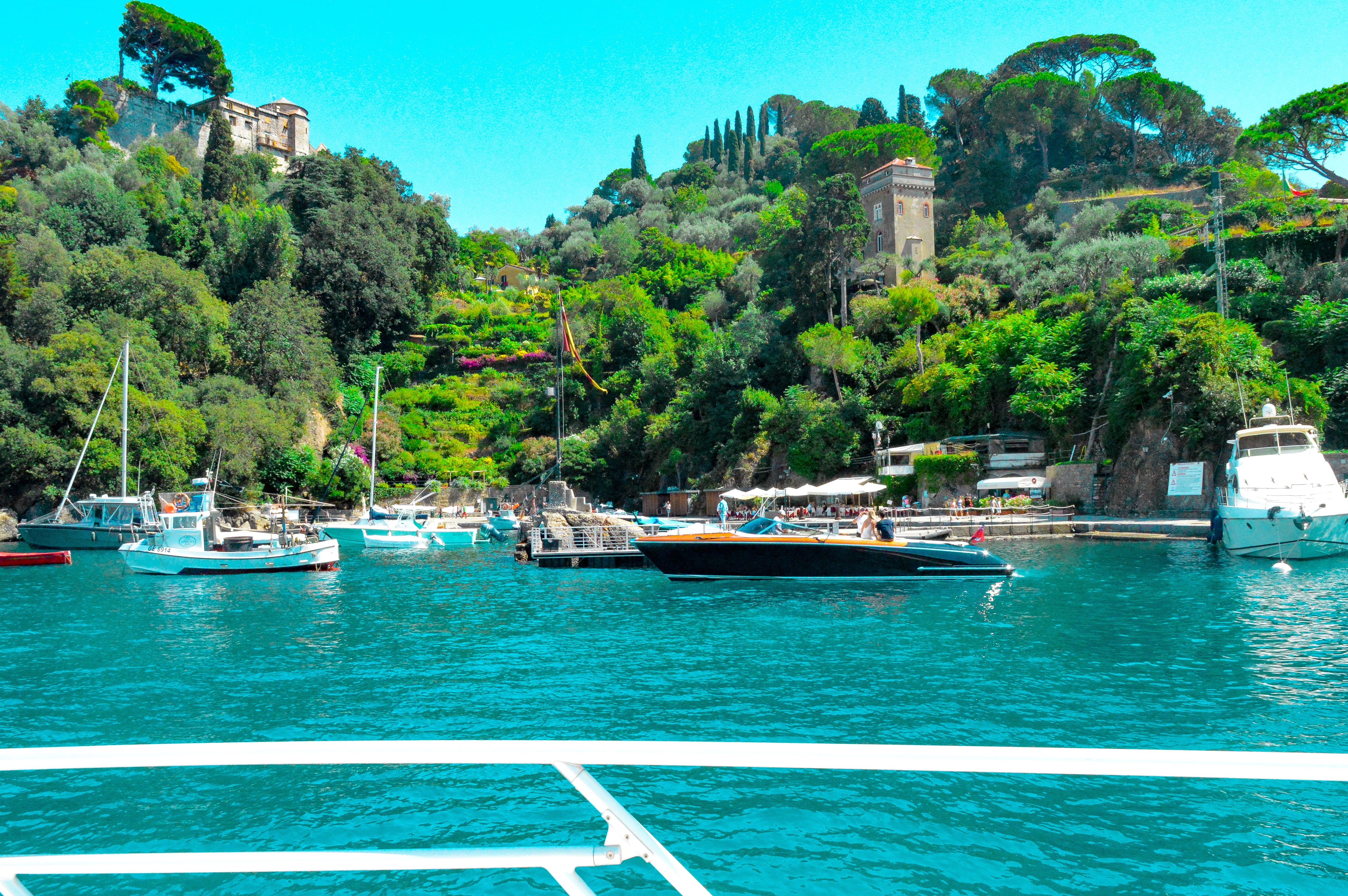 portofino, sky, incidental people, italy, yacht, beauty in nature, green color, water, plant, sunlight, moored, waterfront, tree, the ligurian sea, boats, HD Wallpaper