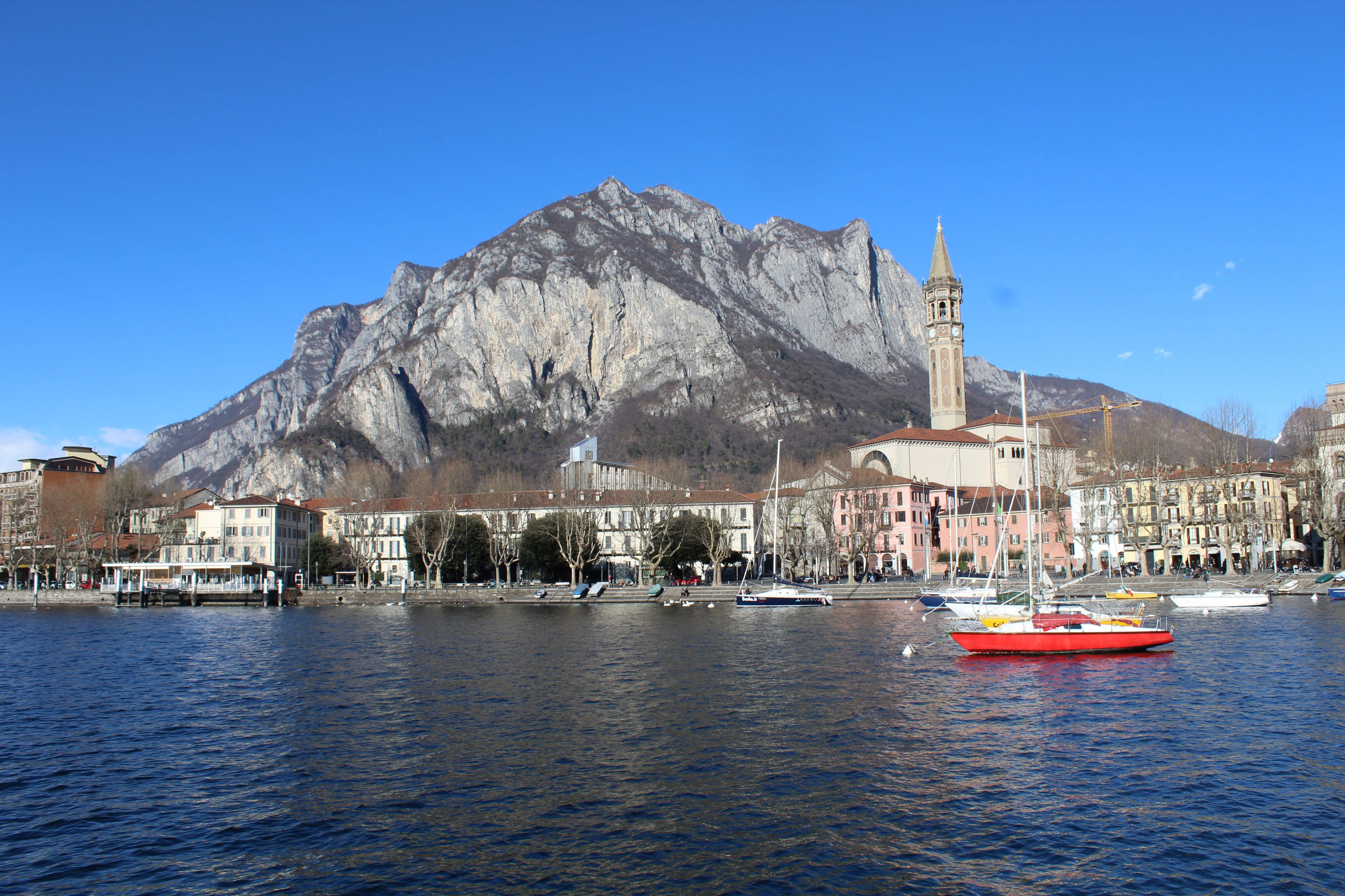 reflection, nautical vessel, no people, Lake Como, 5K, day, residential district, blue, waterfront, passenger craft, sea, Di, transportation, built structure, HD Wallpaper