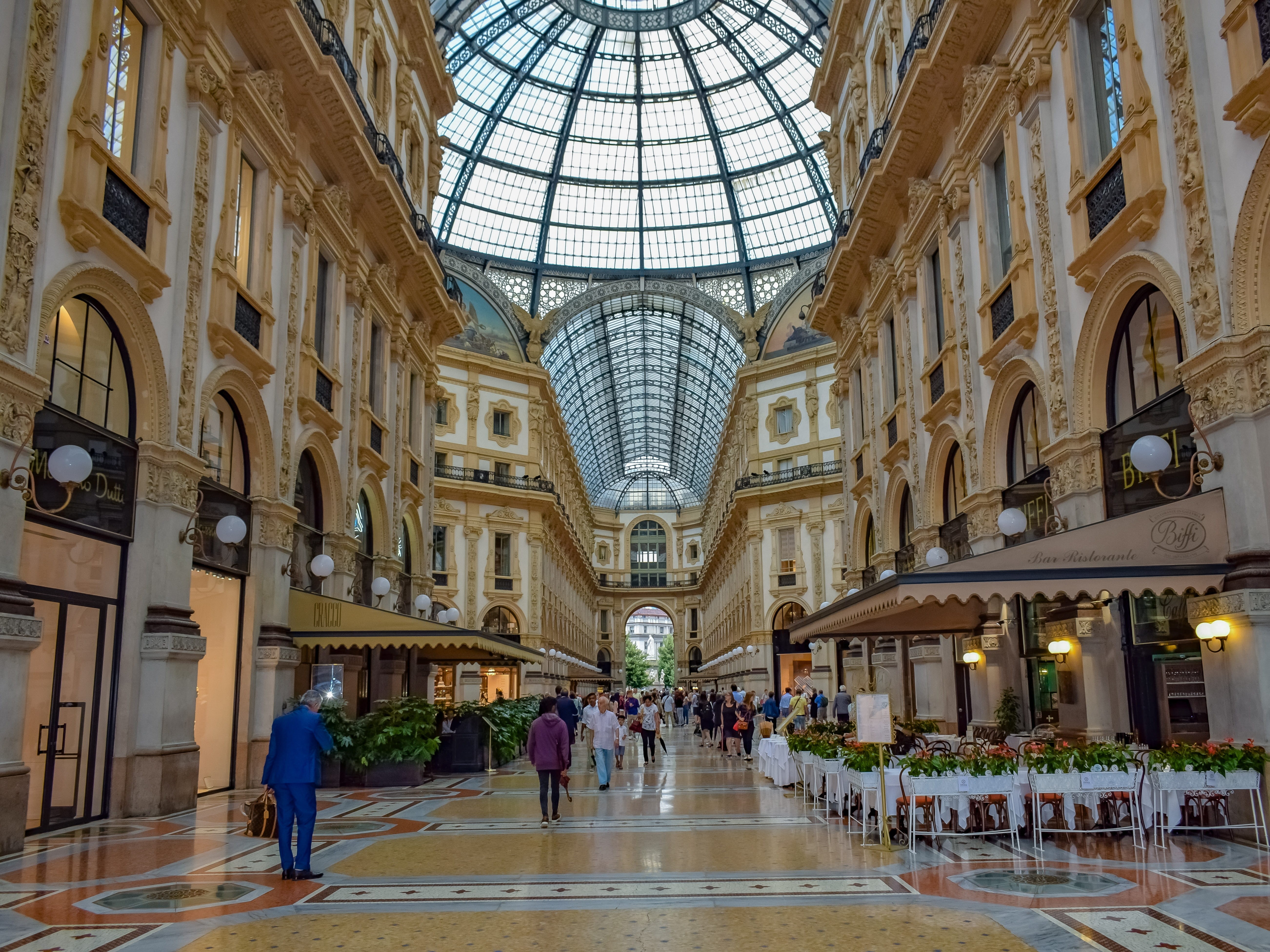 women, 5K, lifestyles, arch, landmark, adult, milan, sightseeing, group of people, city, geometric, real people, men, crowd, attraction, tourism, shopping, HD Wallpaper